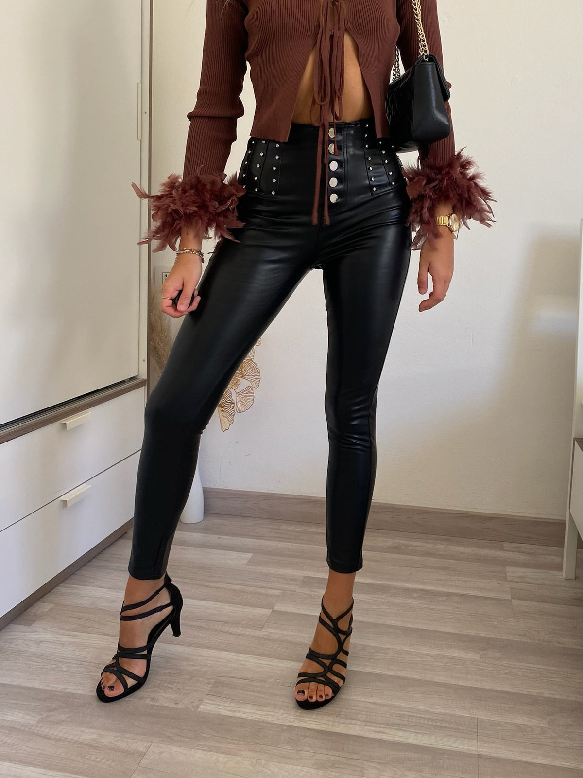 Pantalone in ecopelle con strass