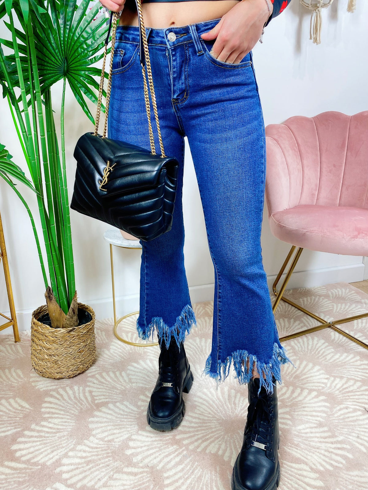 Jeans scuro con zampa larga sfrangiato