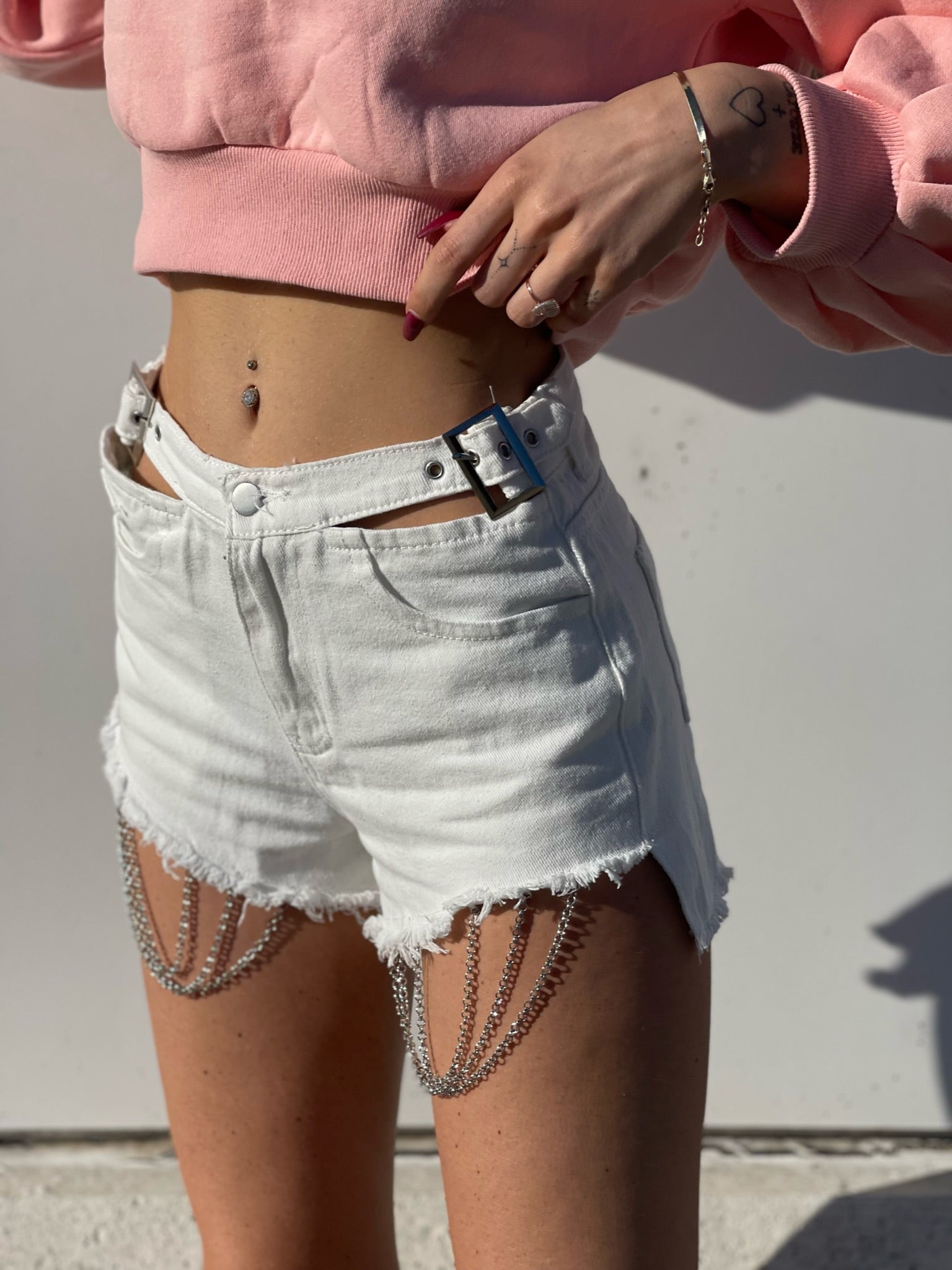 Short bianco con catenine