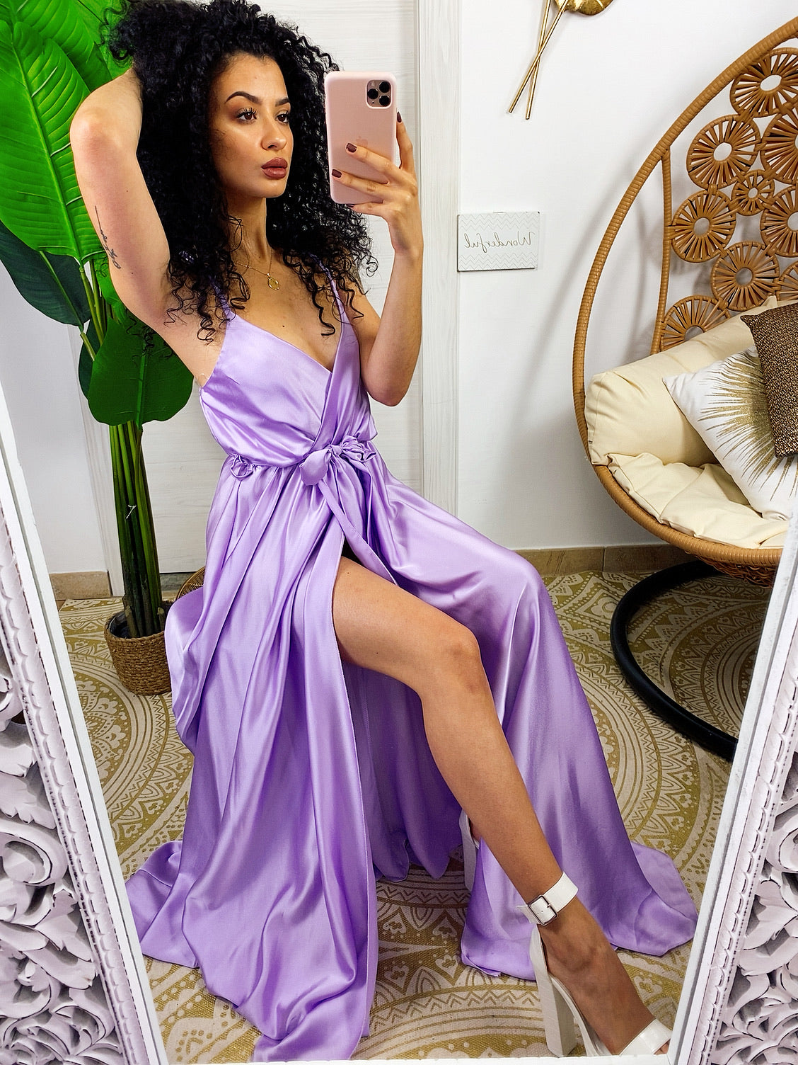 Abito in raso con maxi spacco lilla