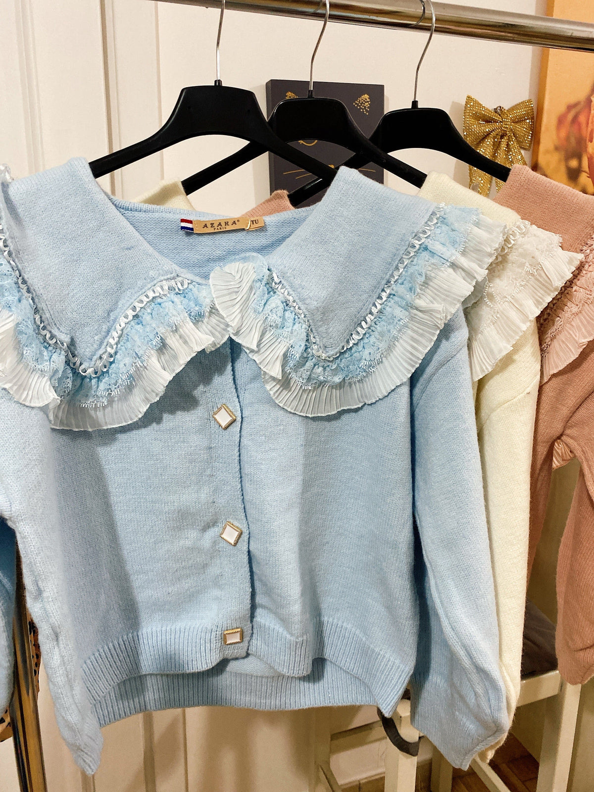 Maglione con pizzo e bottoni gioiello