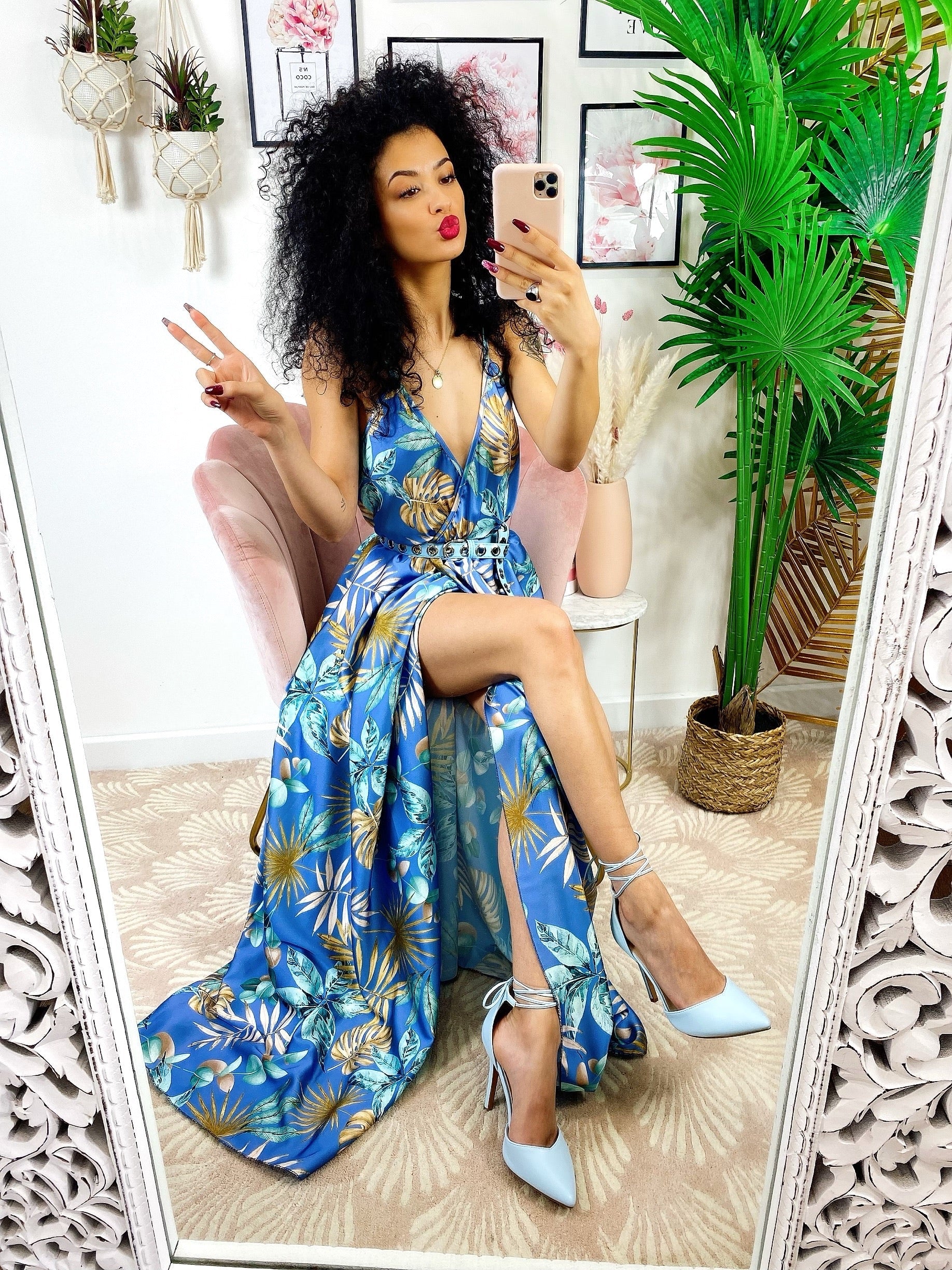 Abito in raso floreale con maxi spacco celeste