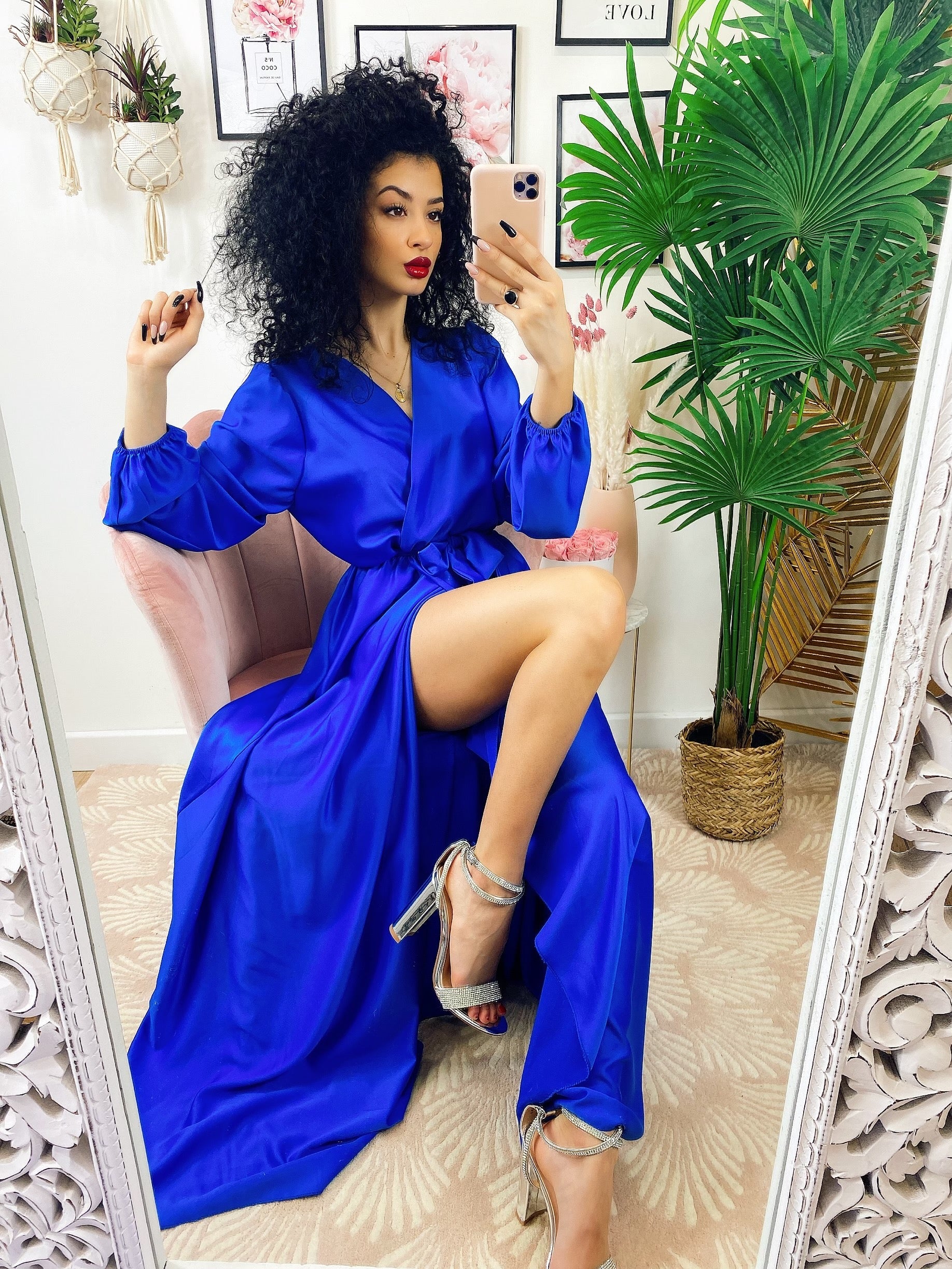 Abito in raso con maxi spacco manica lunga blu