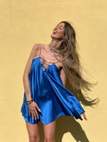Abito in raso blu elettrico con punto luce