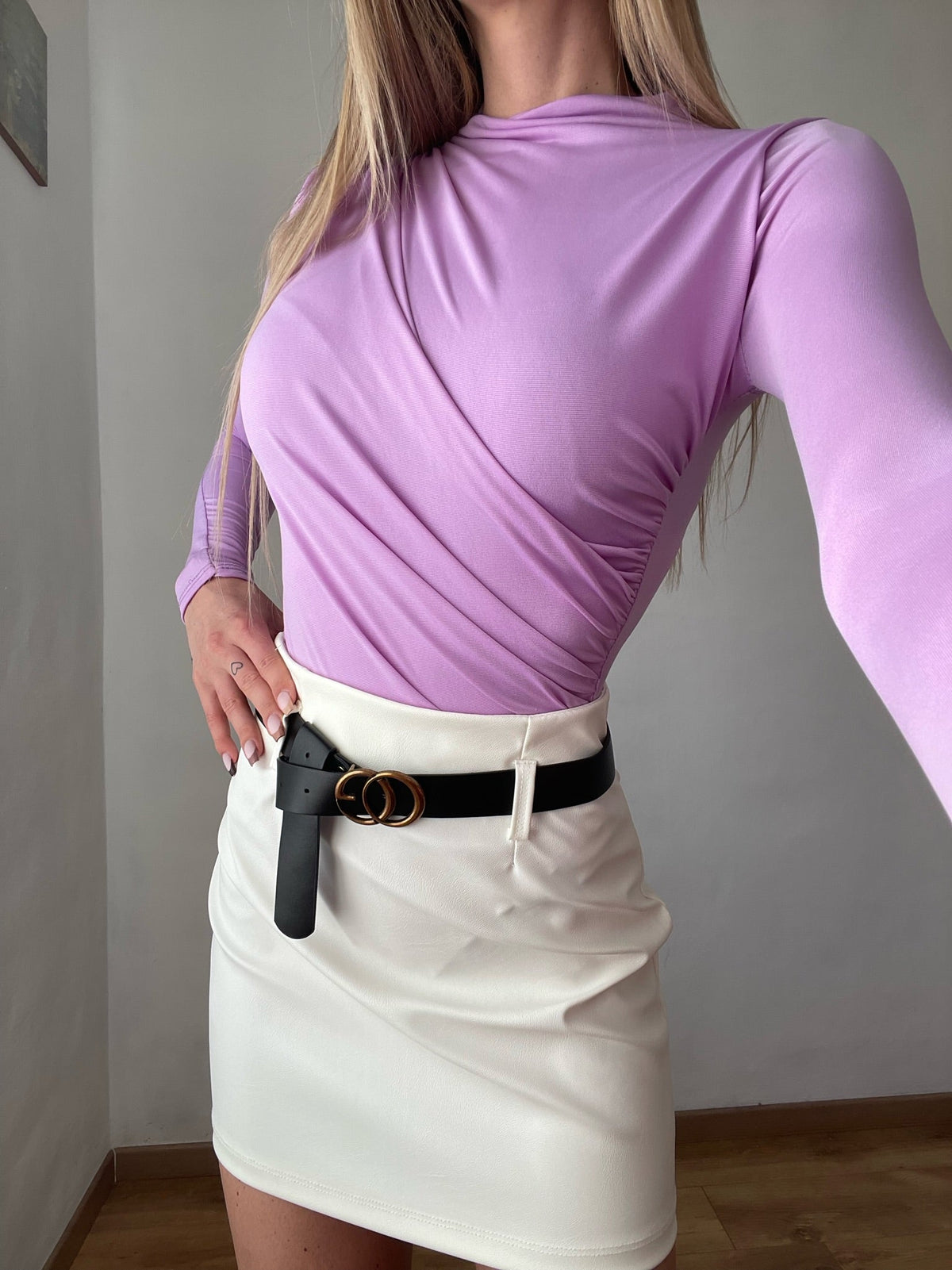 Gonna in ecopelle con cintura bianca