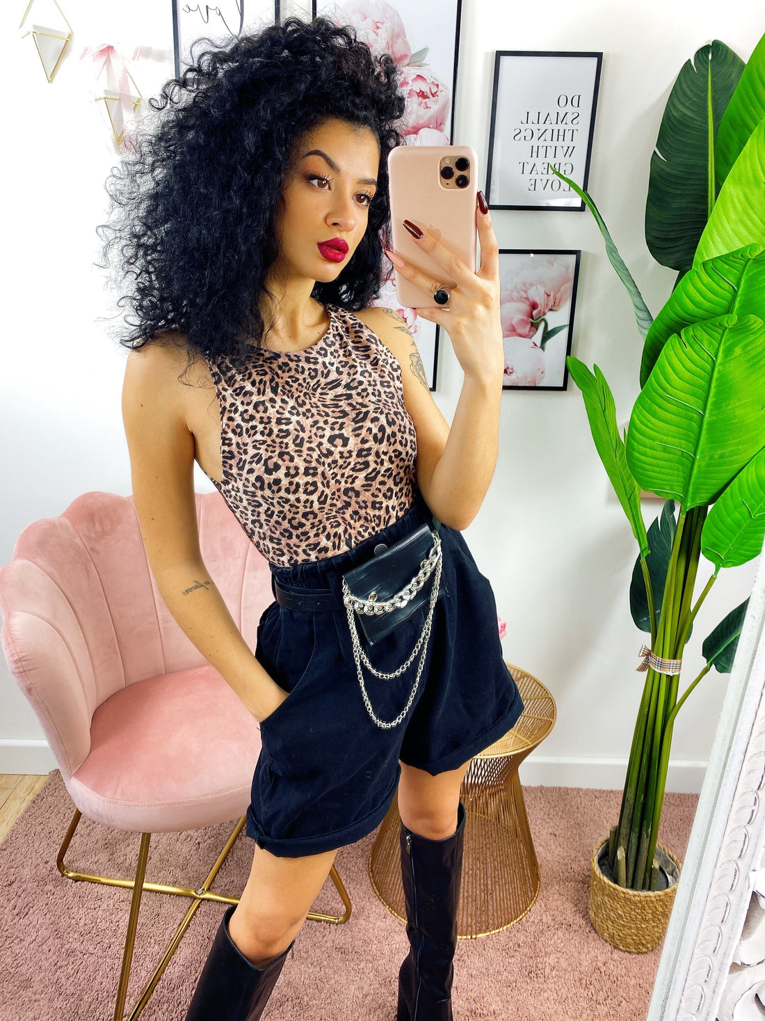 Short in jeans con marsupio e catena Nero