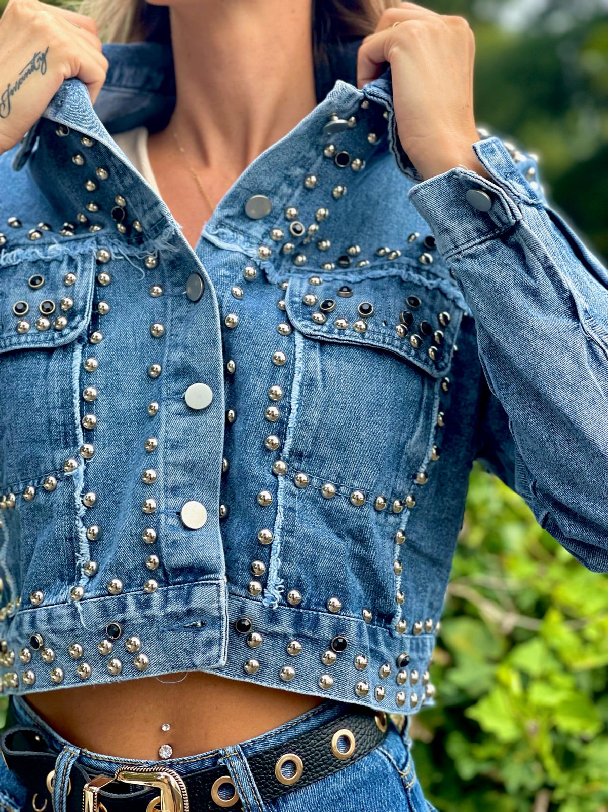 Giaccone di jeans con borchie