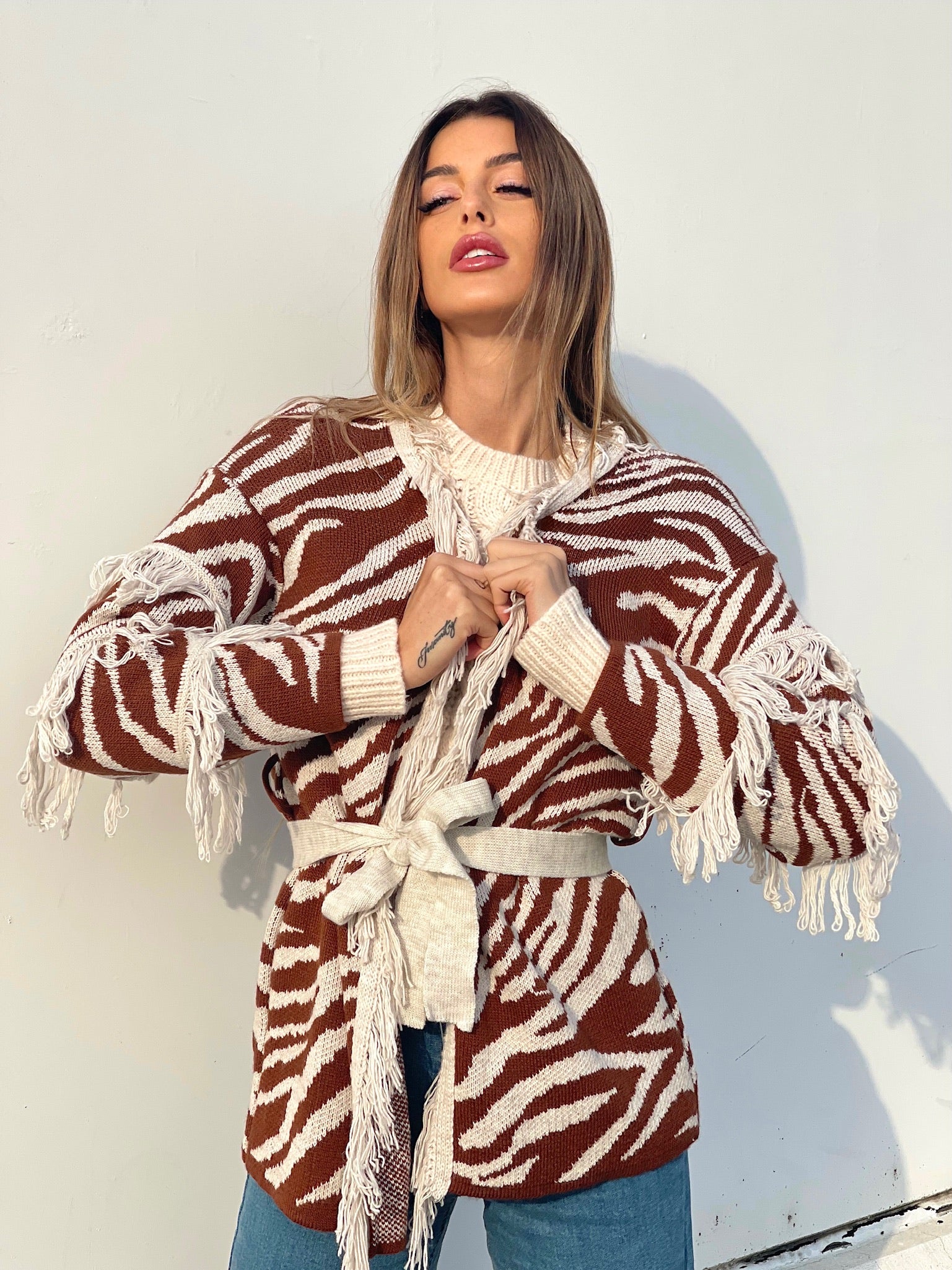 Cardigan zebrato beige con frange e cinta
