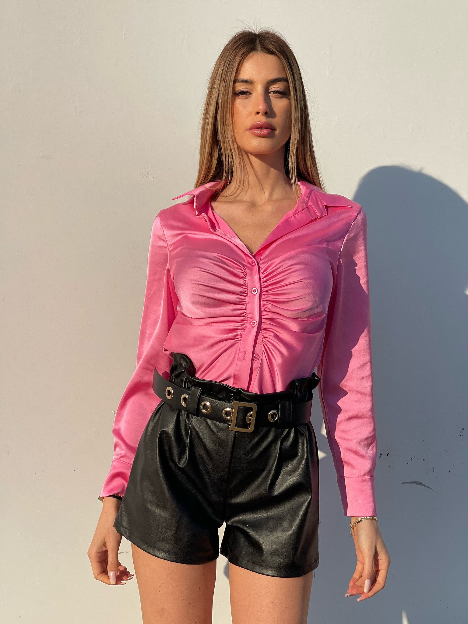 Short in ecopelle nero con cintura