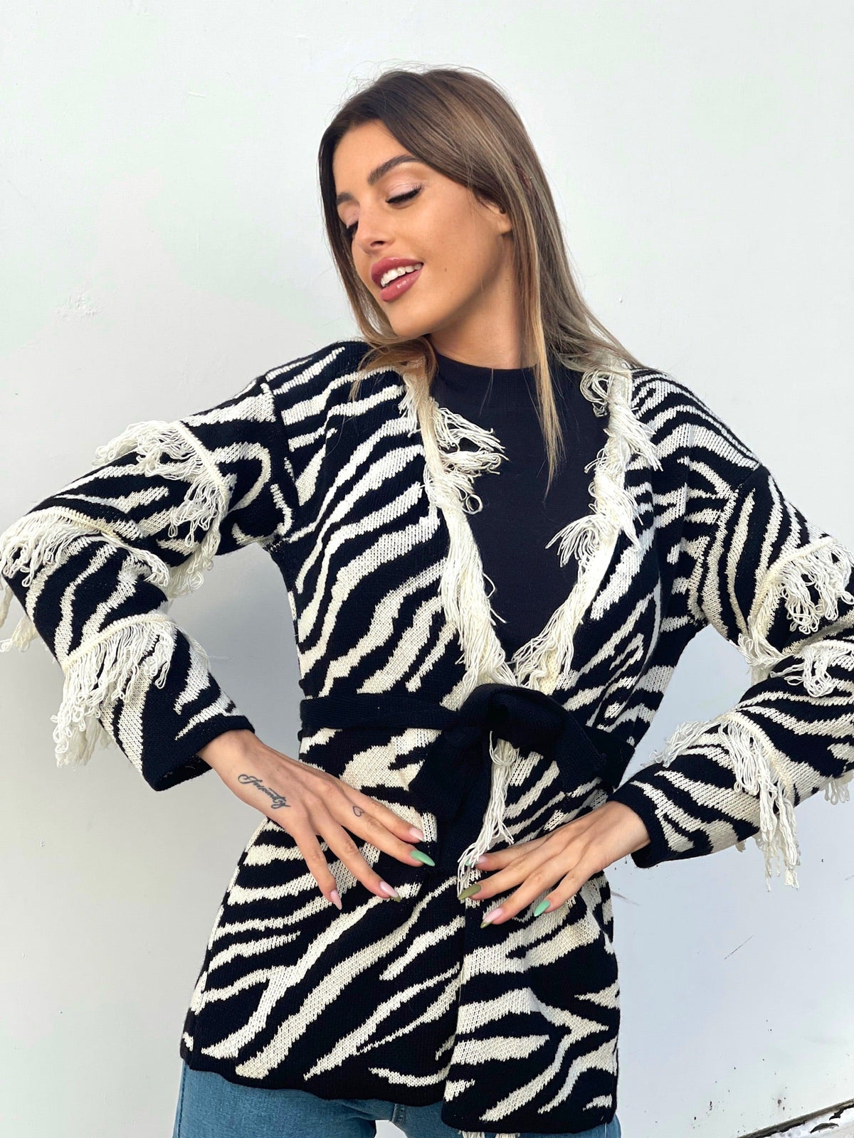 Cardigan zebrato nero con frange e cinta