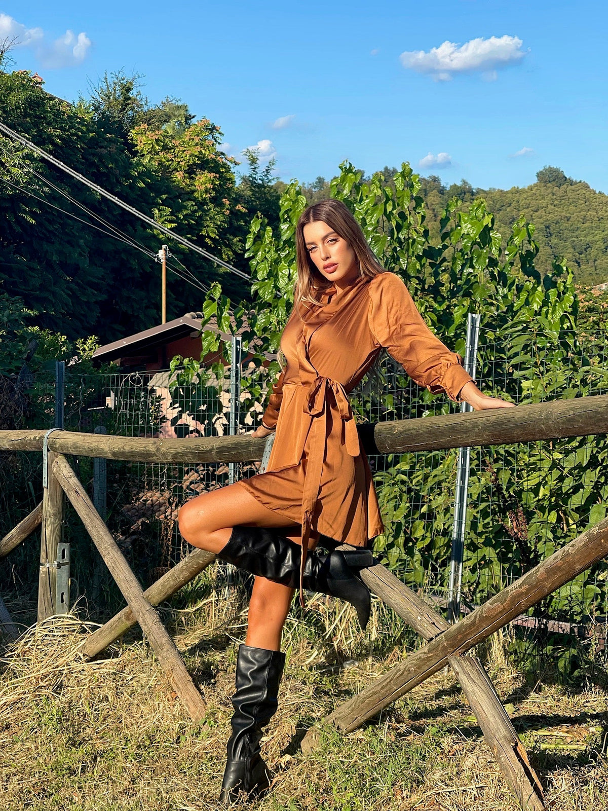 Abito in raso camel