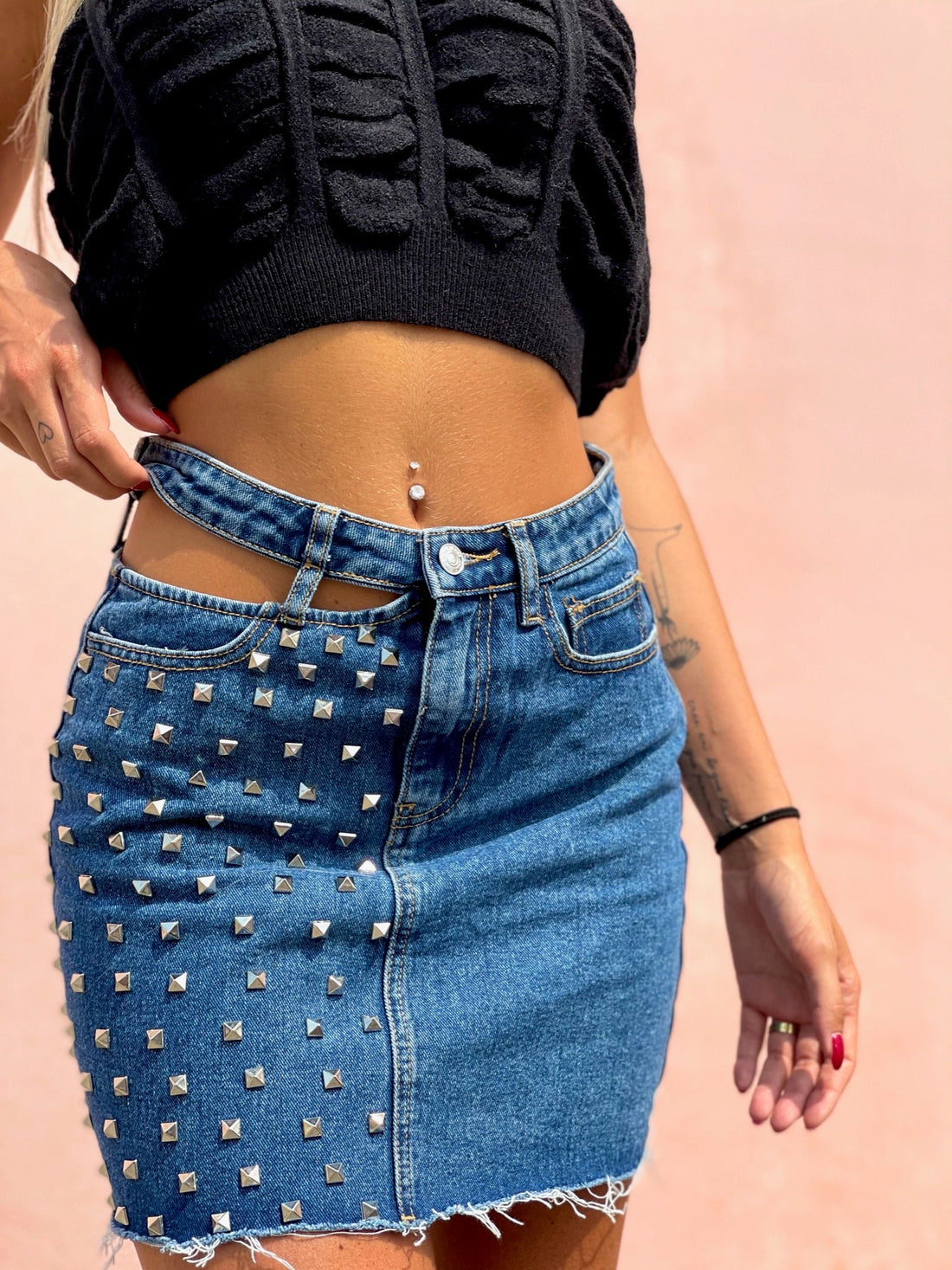 Gonna di jeans con borchie e trasparenze