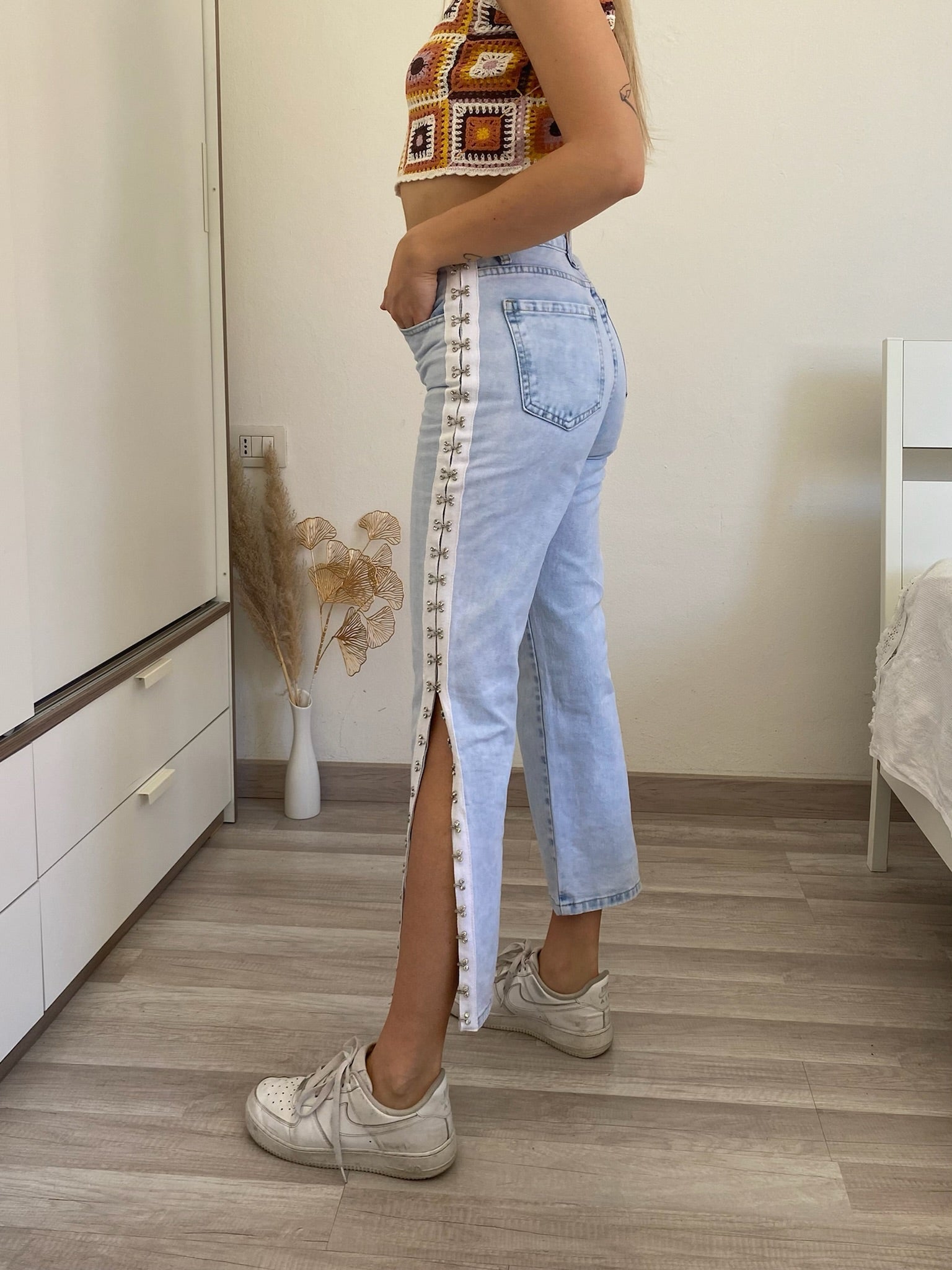 Jeans con aperture laterali