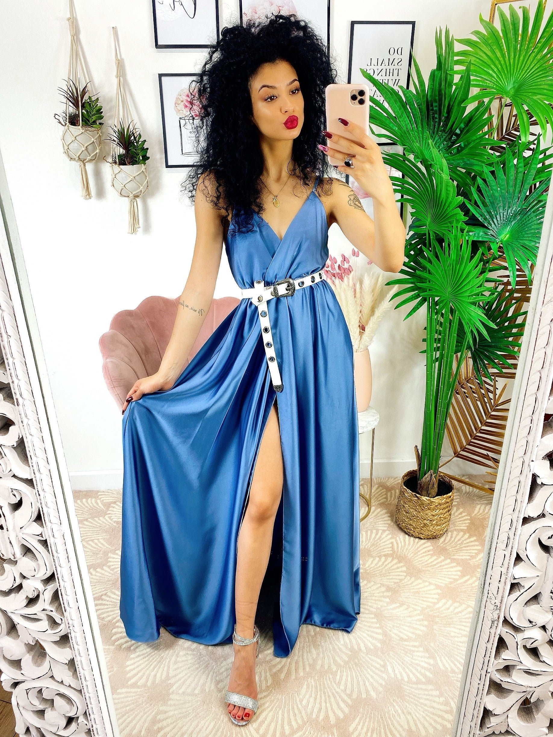 Abito in raso con maxi spacco indaco