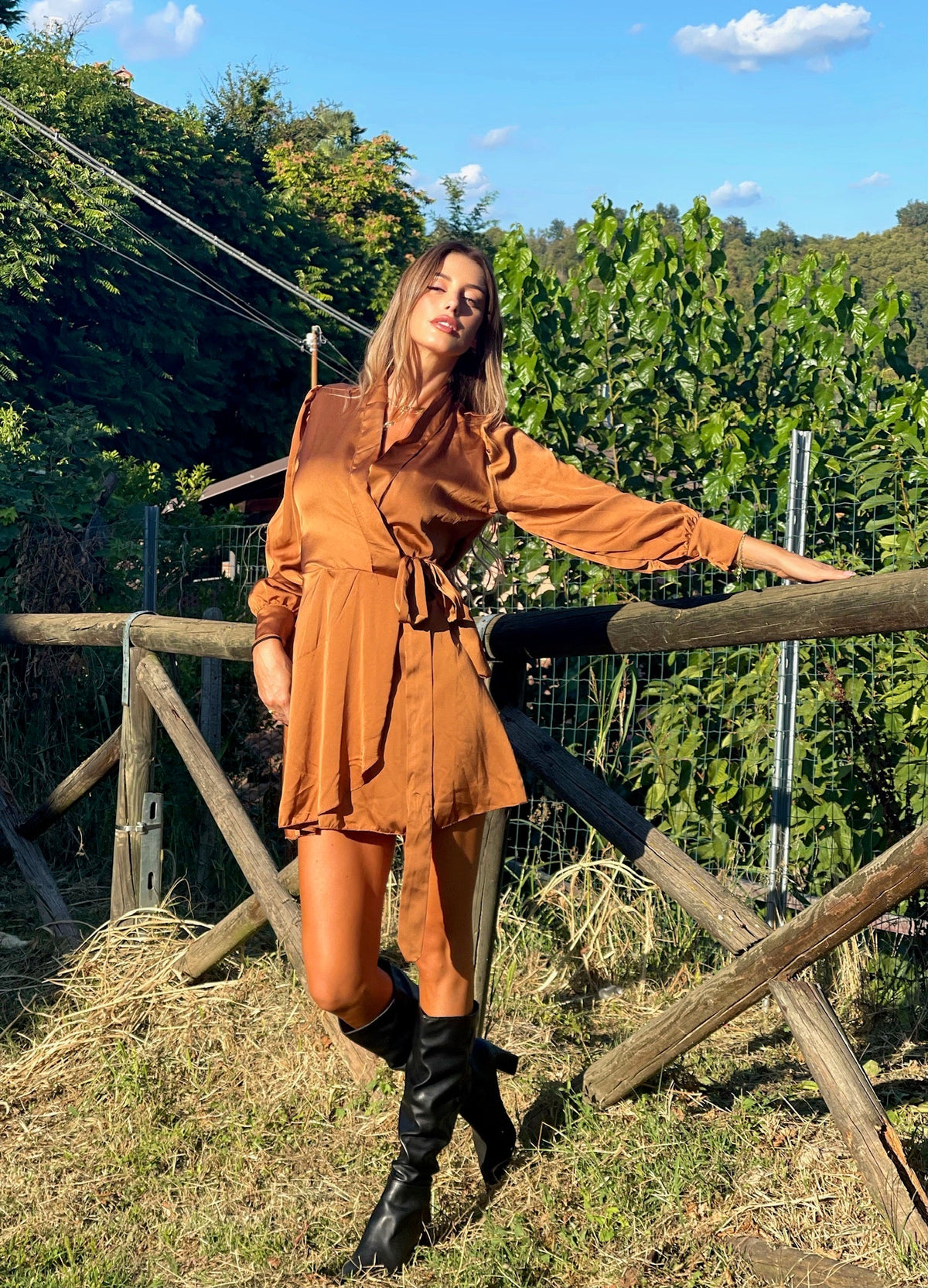 Abito in raso camel