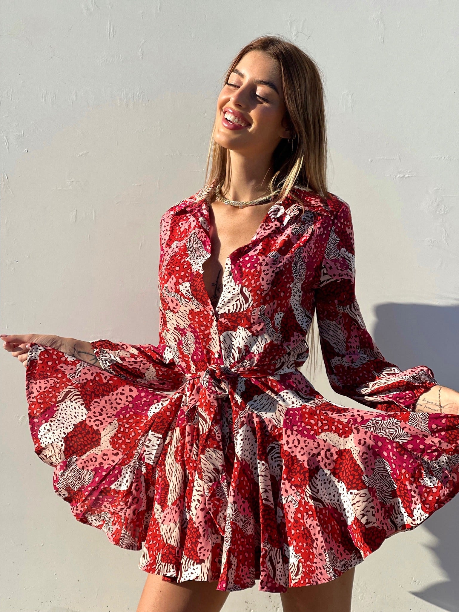 Abito con gonna a ruota rosso e rosa