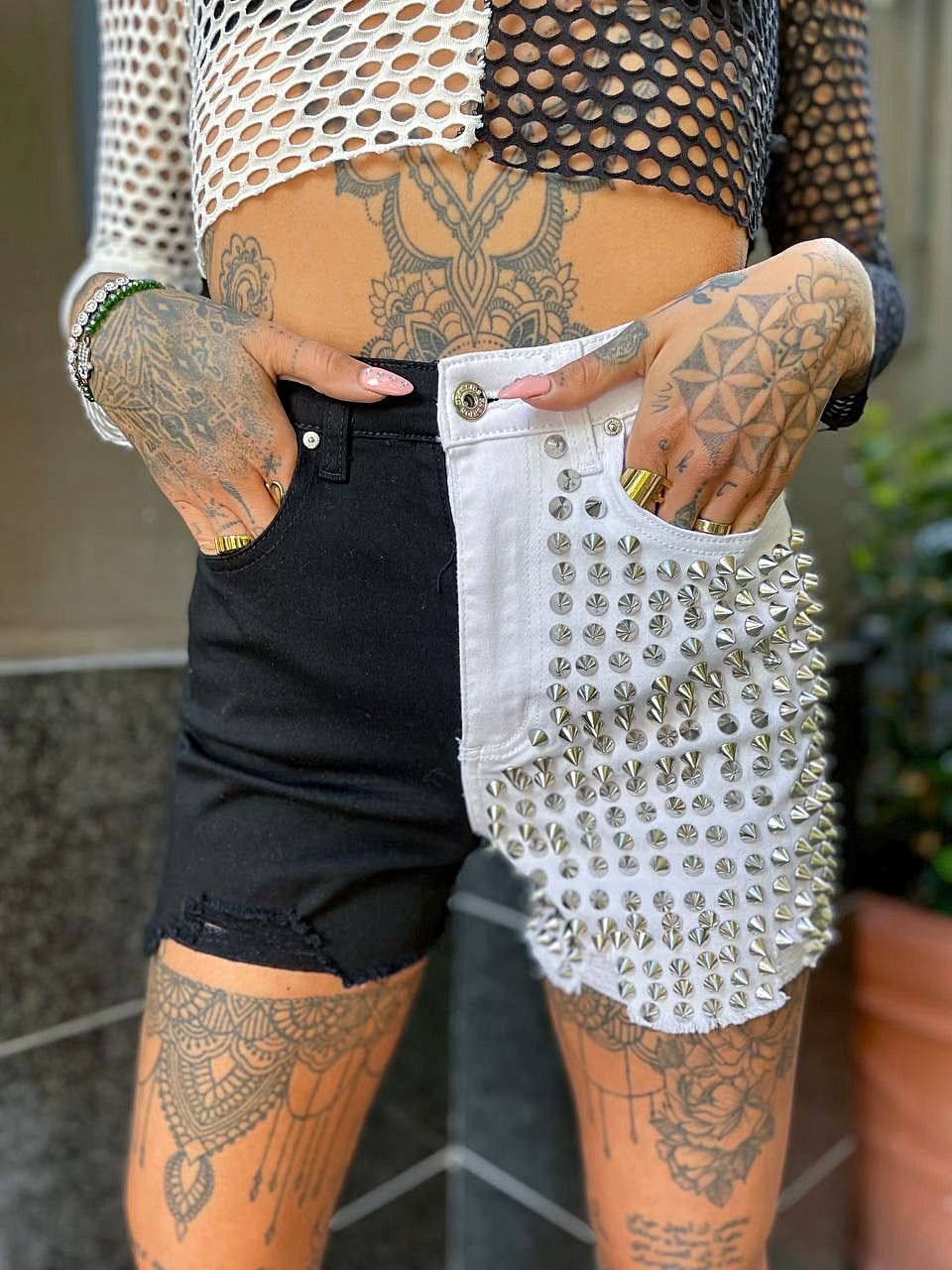 Jeans bianco e nero con borchie