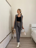 Completo smanicato e pantalone grigio