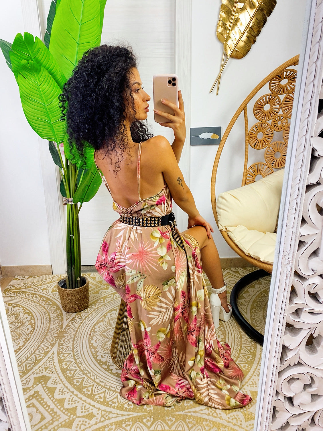 Abito in raso floreale con maxi spacco nude