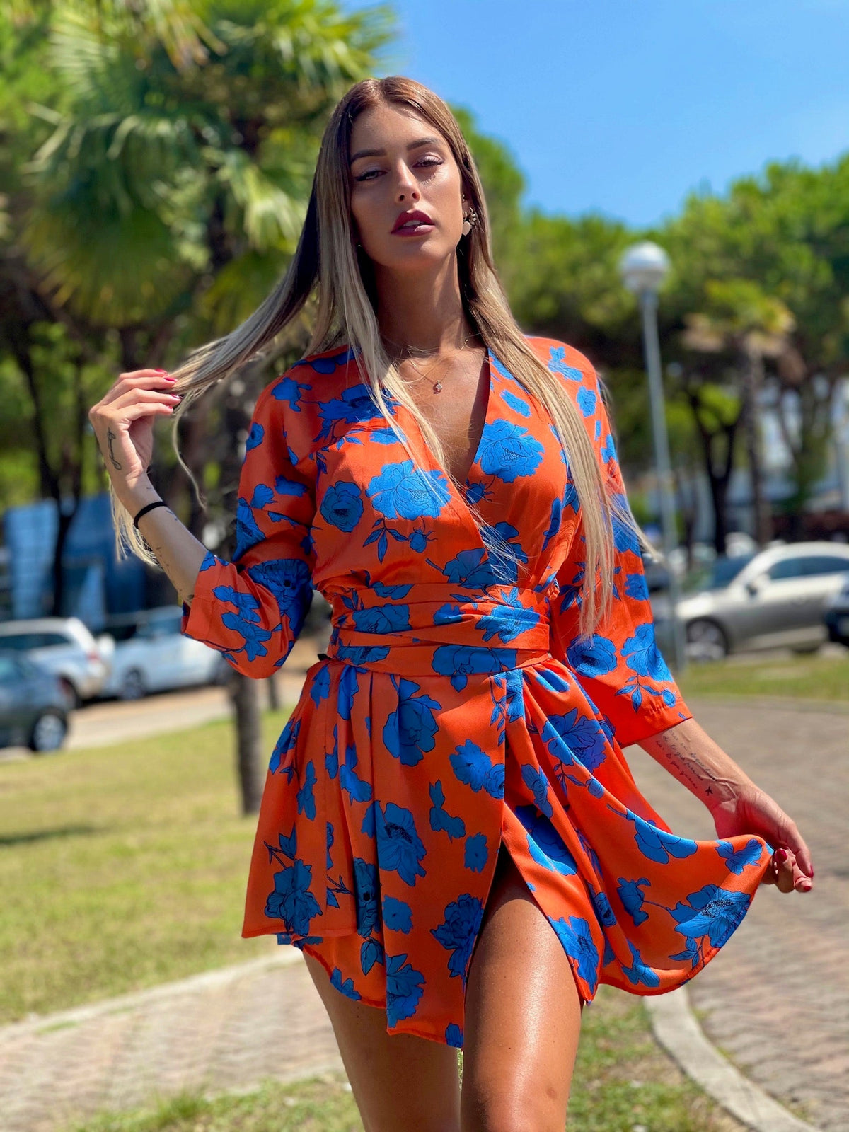 Abito arancio fiori azzurri