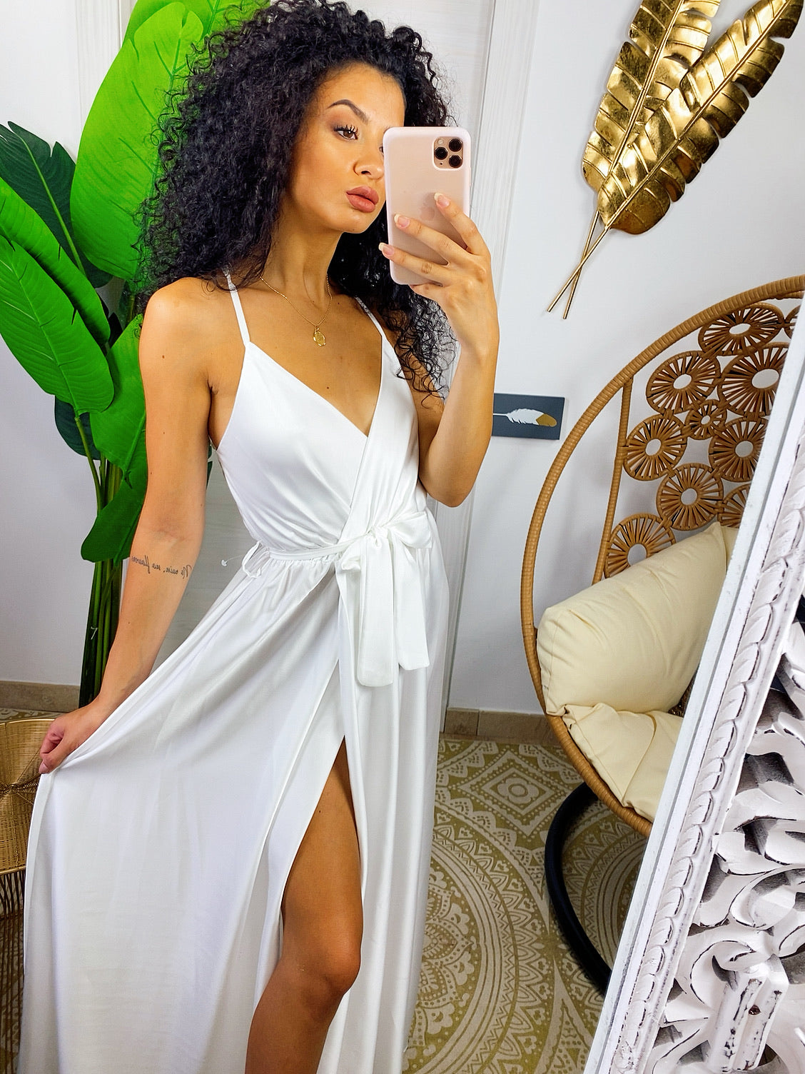 Abito in raso con maxi spacco bianco