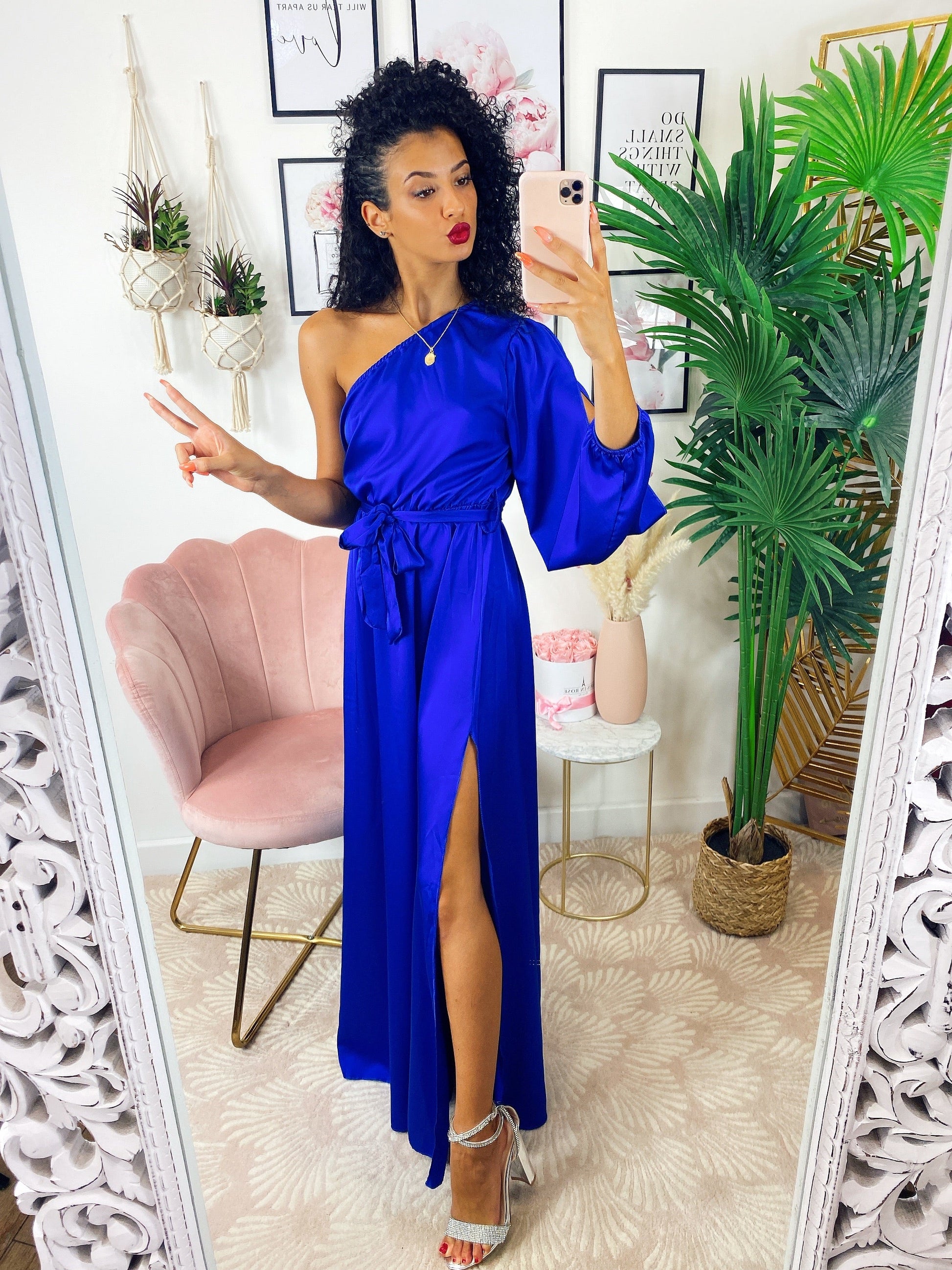 Abito in raso con maxi spacco monomanica blu elettrico
