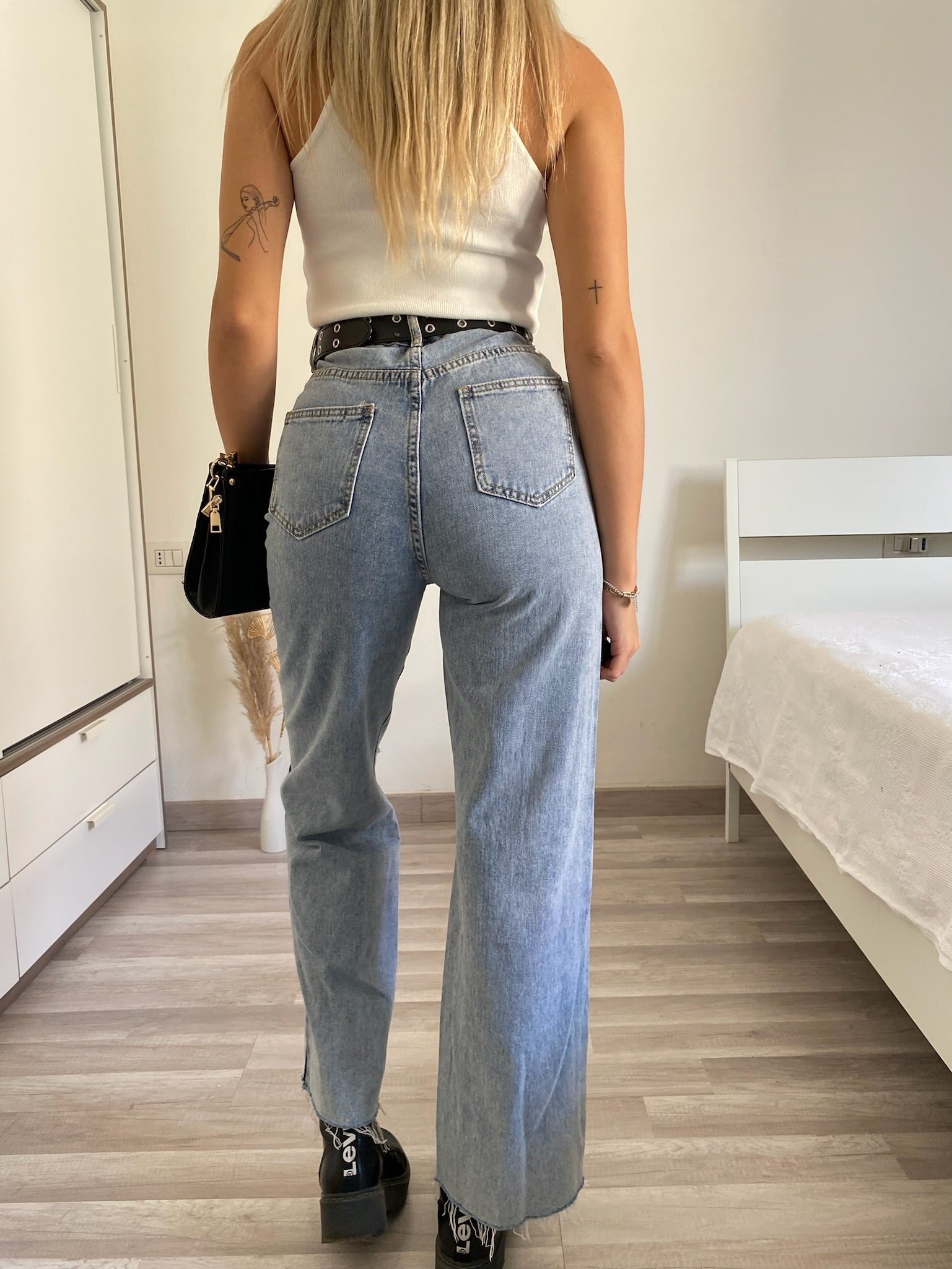 Jeans wide leg con strappi e dettaglio