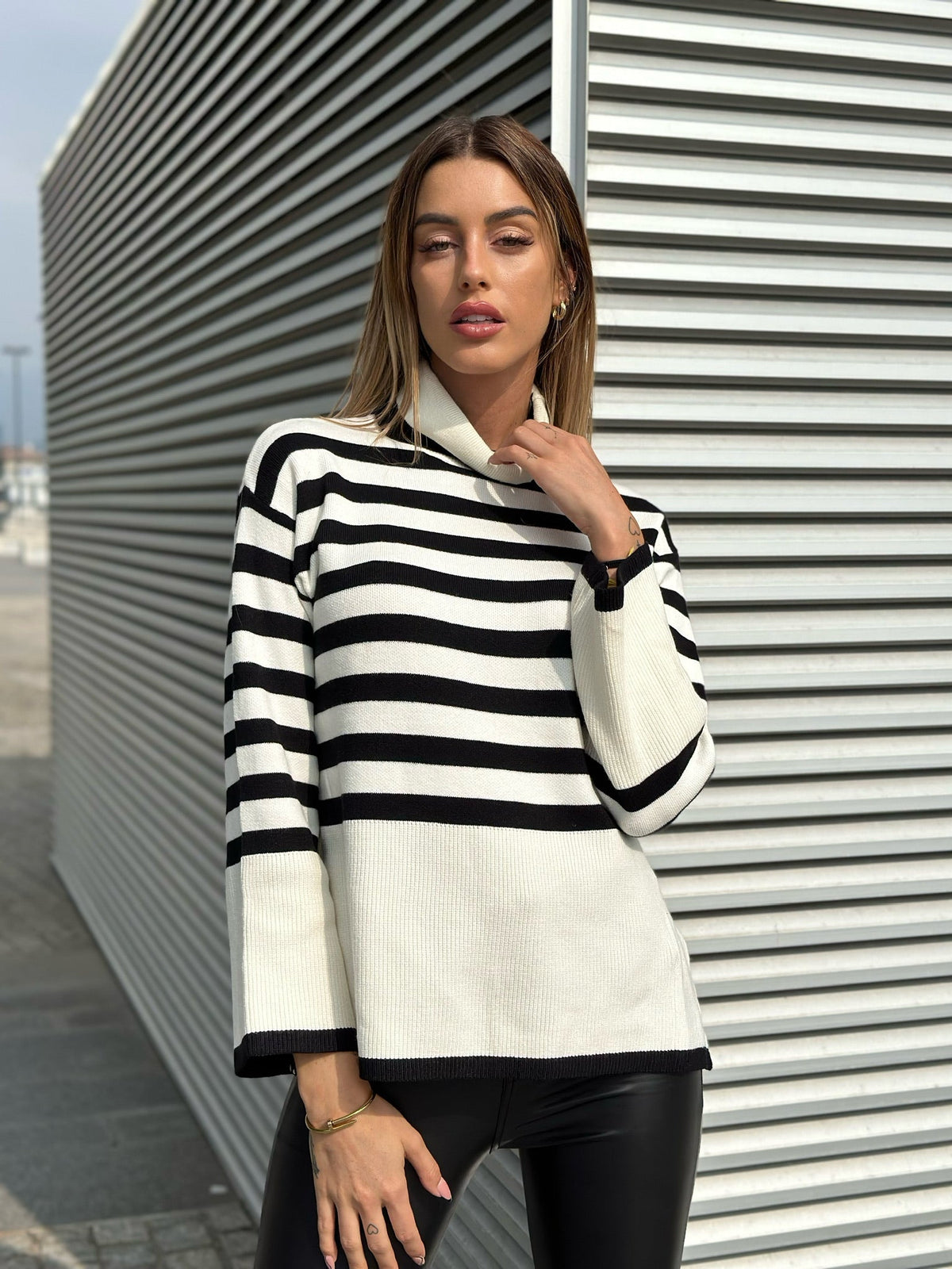 Maglione a righe collo alto