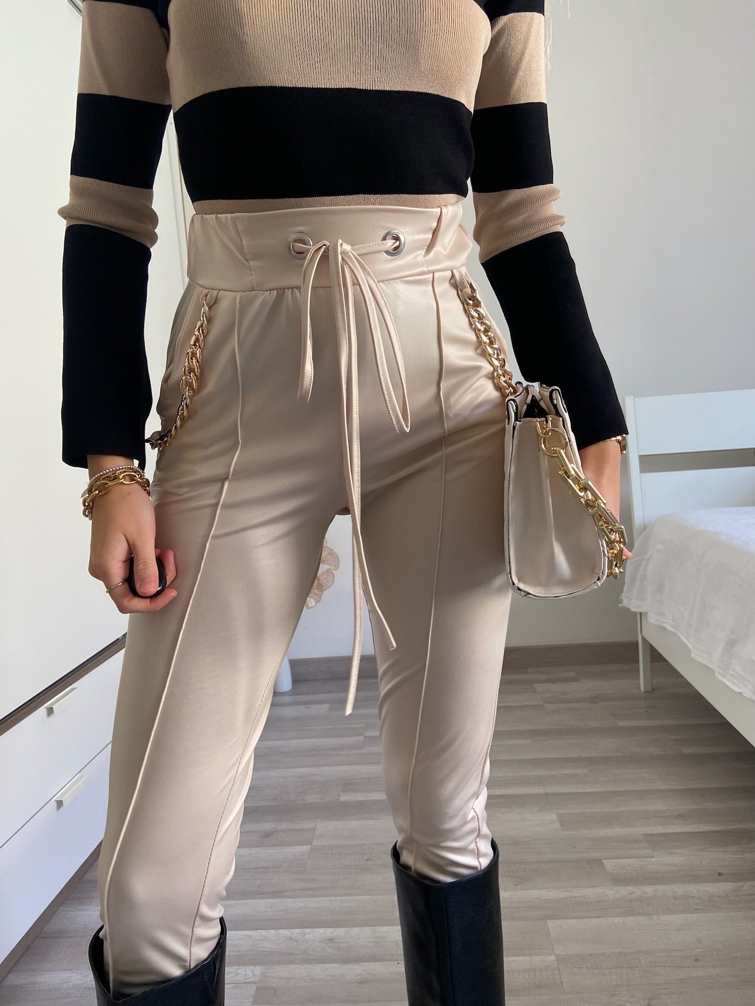 Leggins in eco-pelle con catene beige