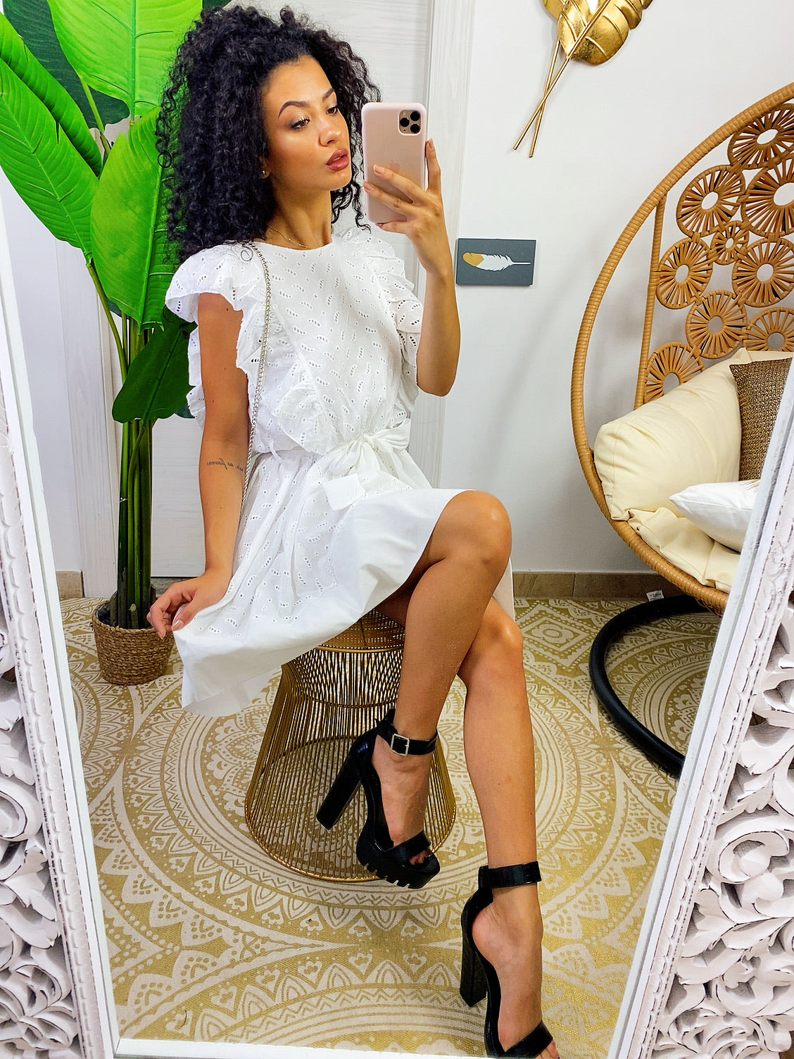 Abito in pizzo con gonna ampia