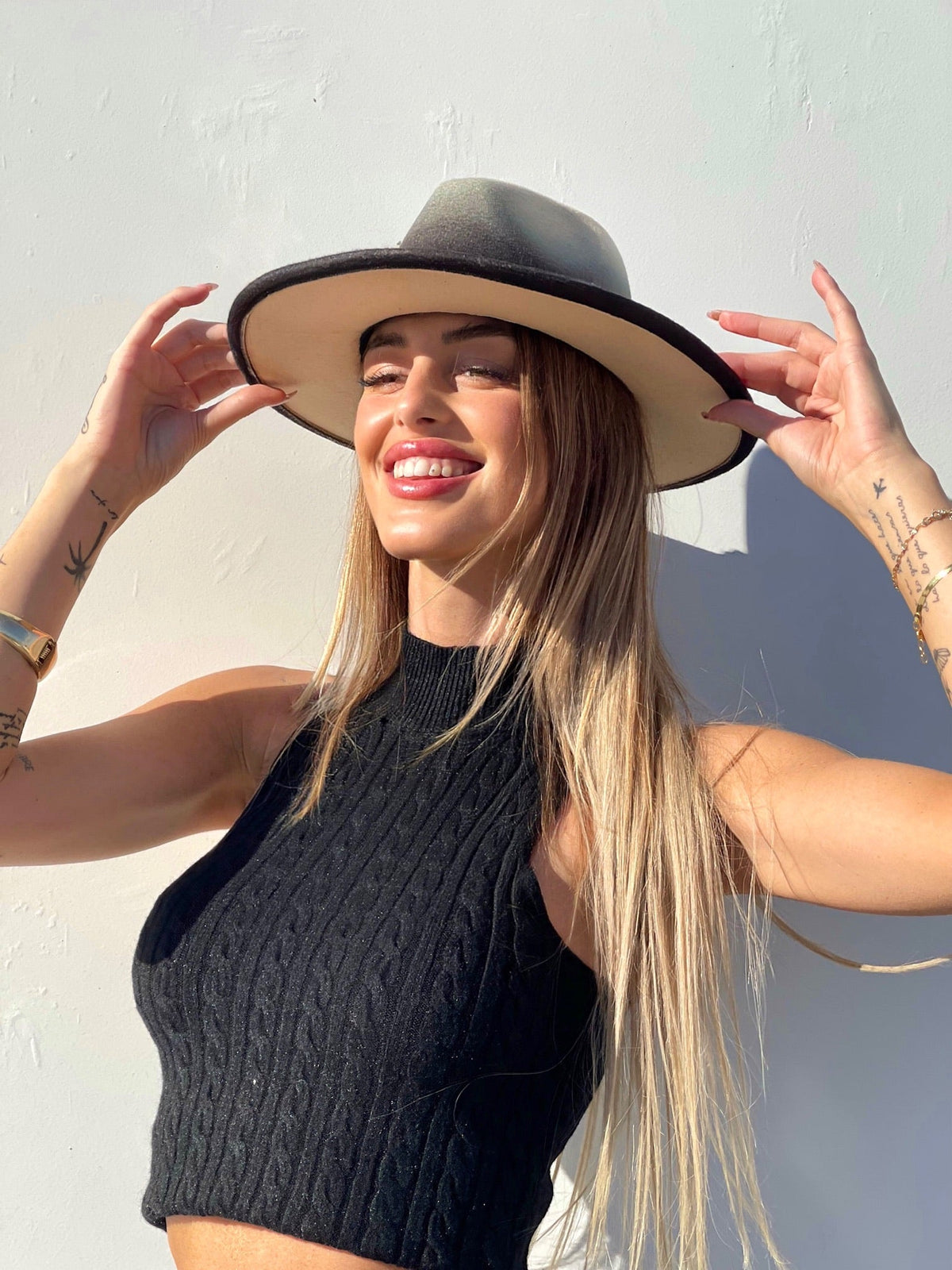 Cappello nero con catena nero