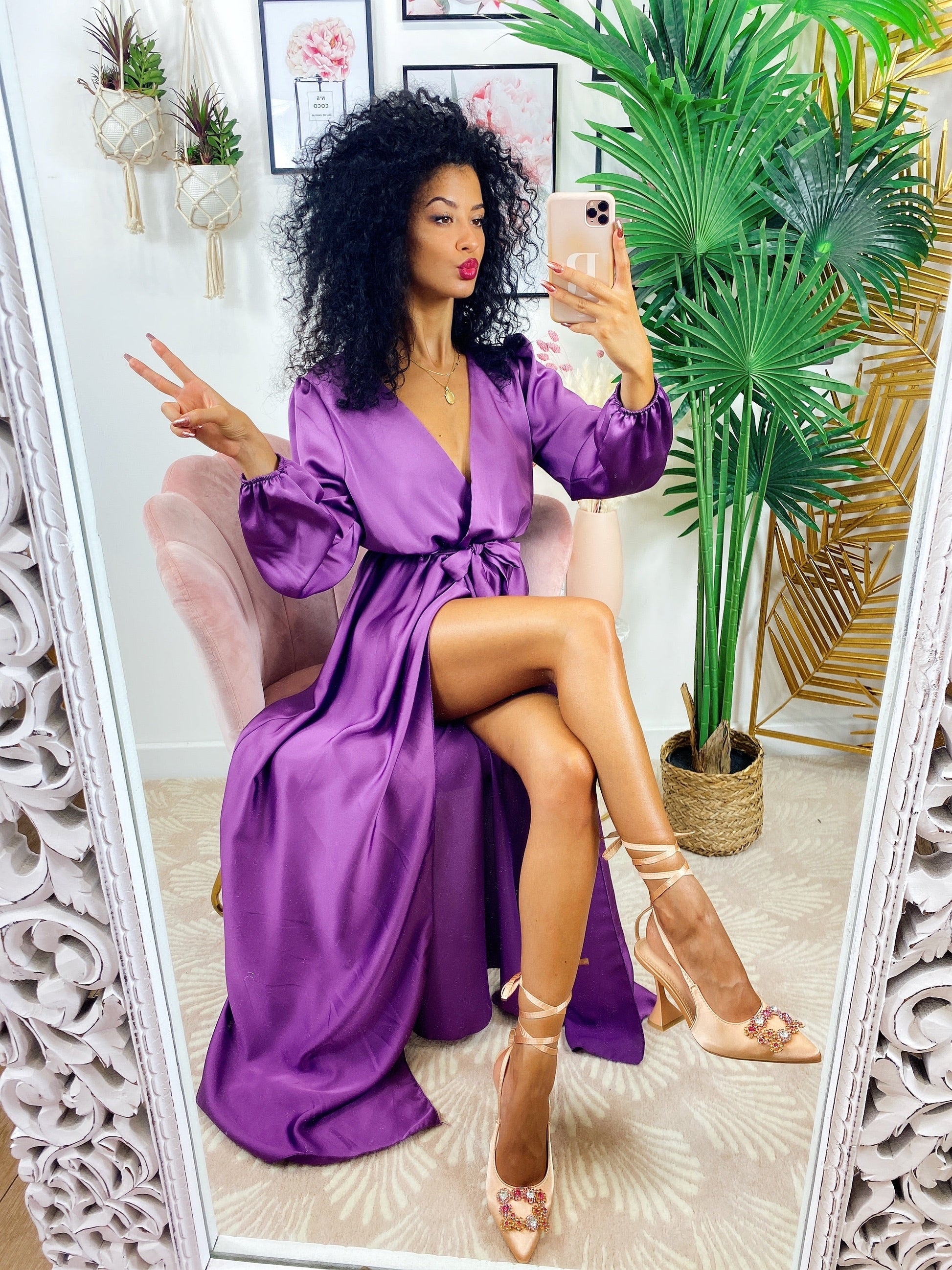 Abito in raso con maxi spacco e cintura purple