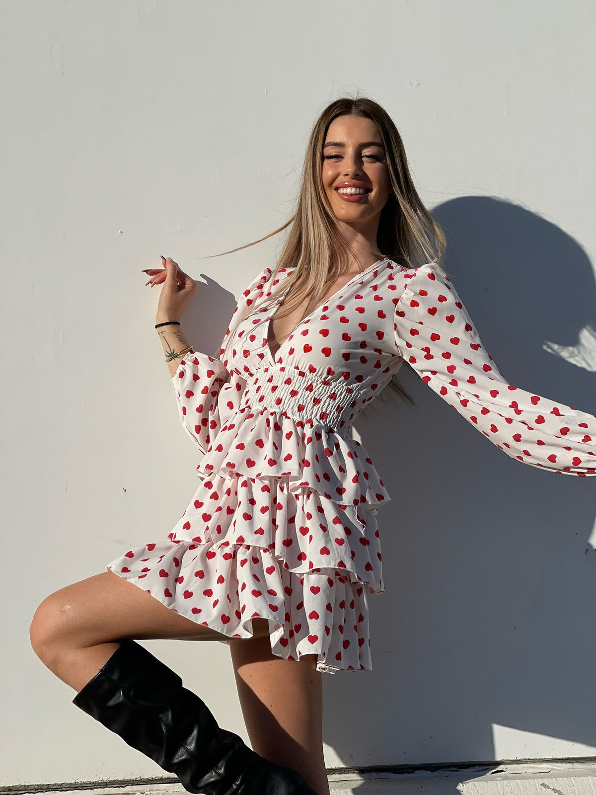 Abito bianco a balze con cuori rossi