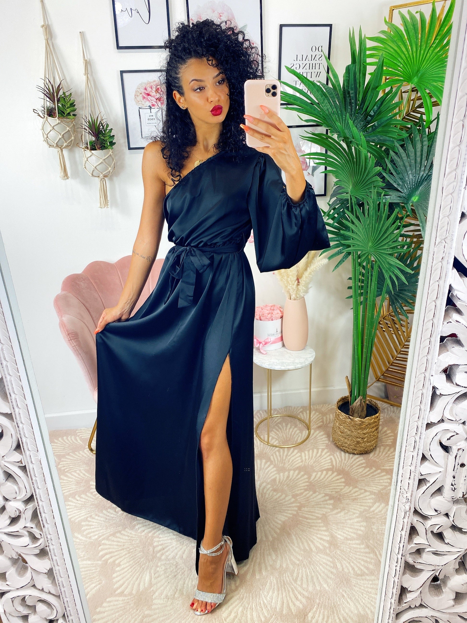 Abito in raso con maxi spacco monomanica nero