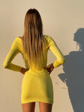 Abito giallo con scollo a barchetta
