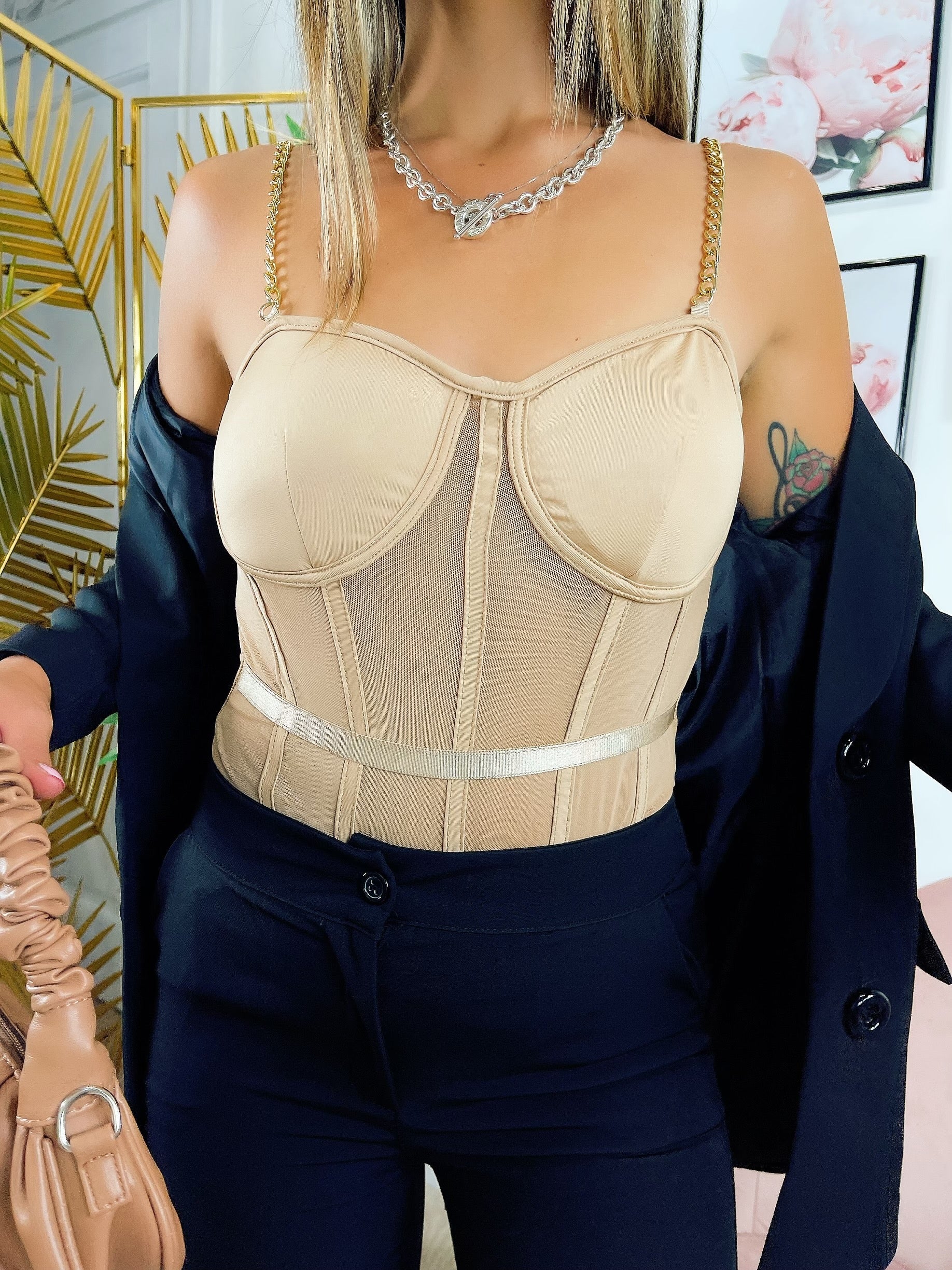 Body con trasparenze e catena nude