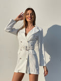 Abito a blazer bianco con bottoni e cintura