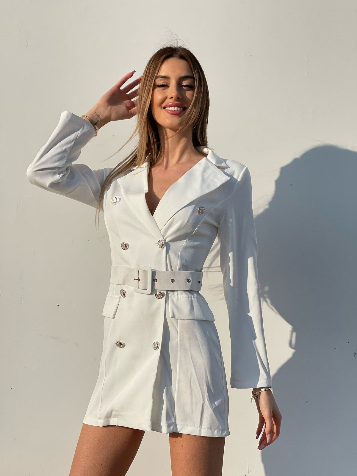 Abito a blazer bianco con bottoni e cintura