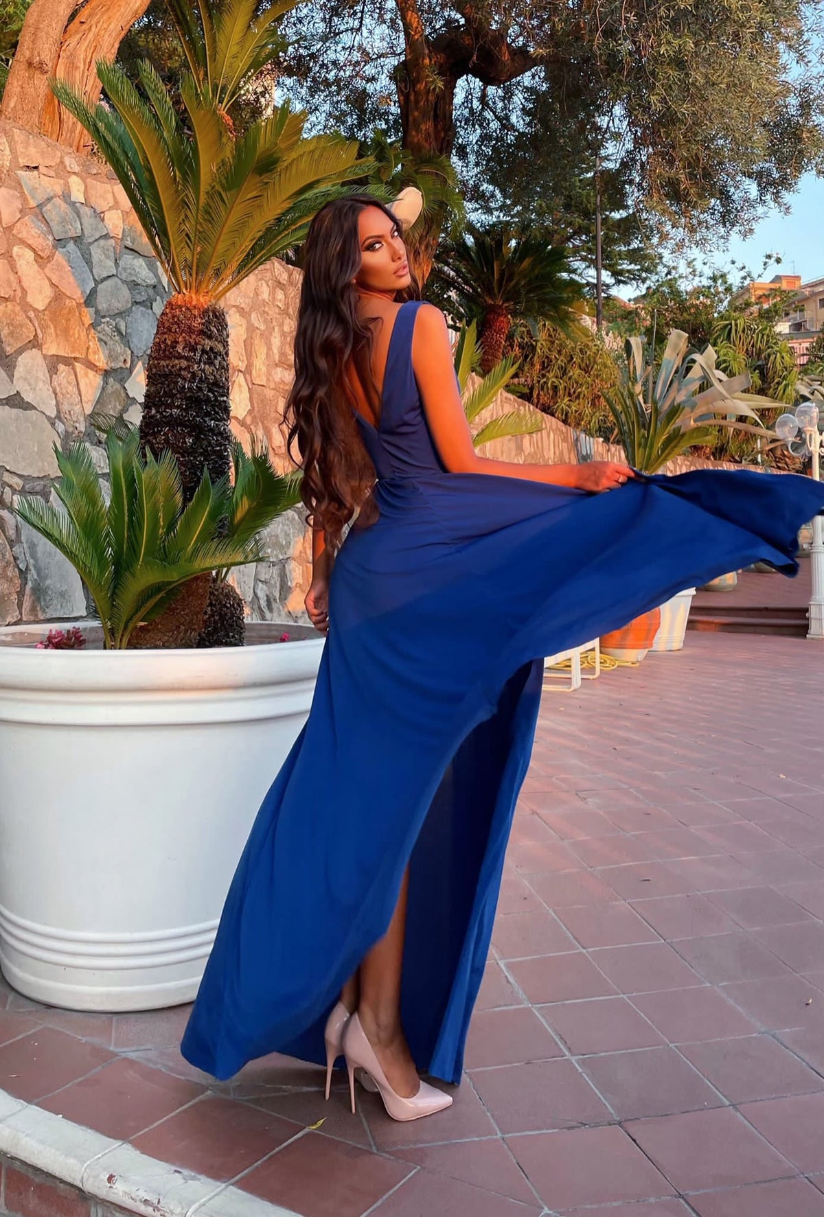 Abito lungo blu con scollo a V