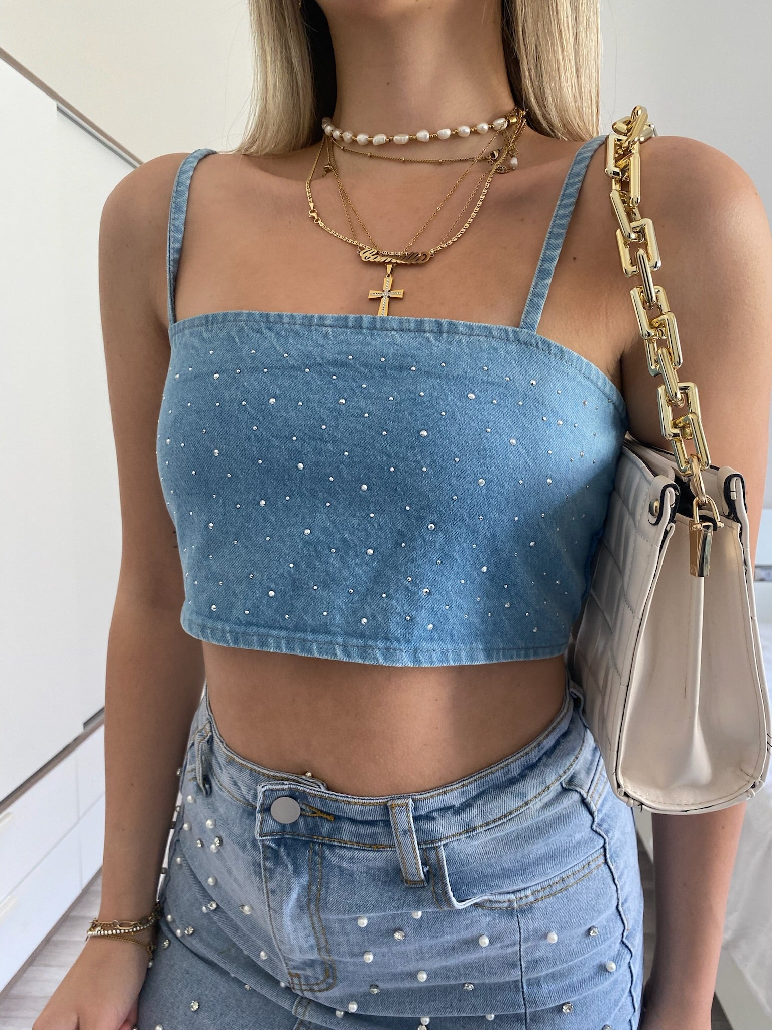 Top in jeans con strass