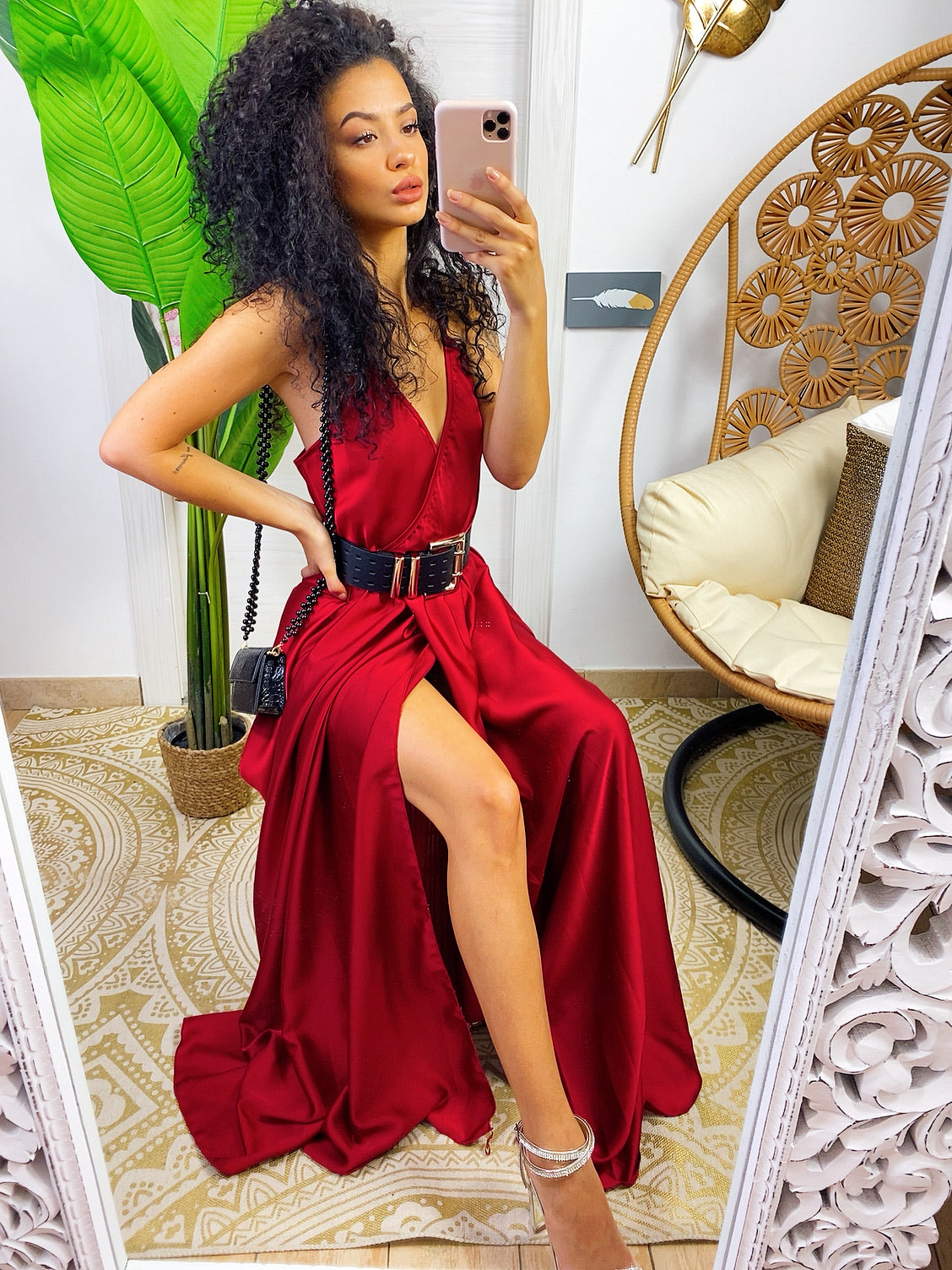 Abito in raso con maxi spacco rosso