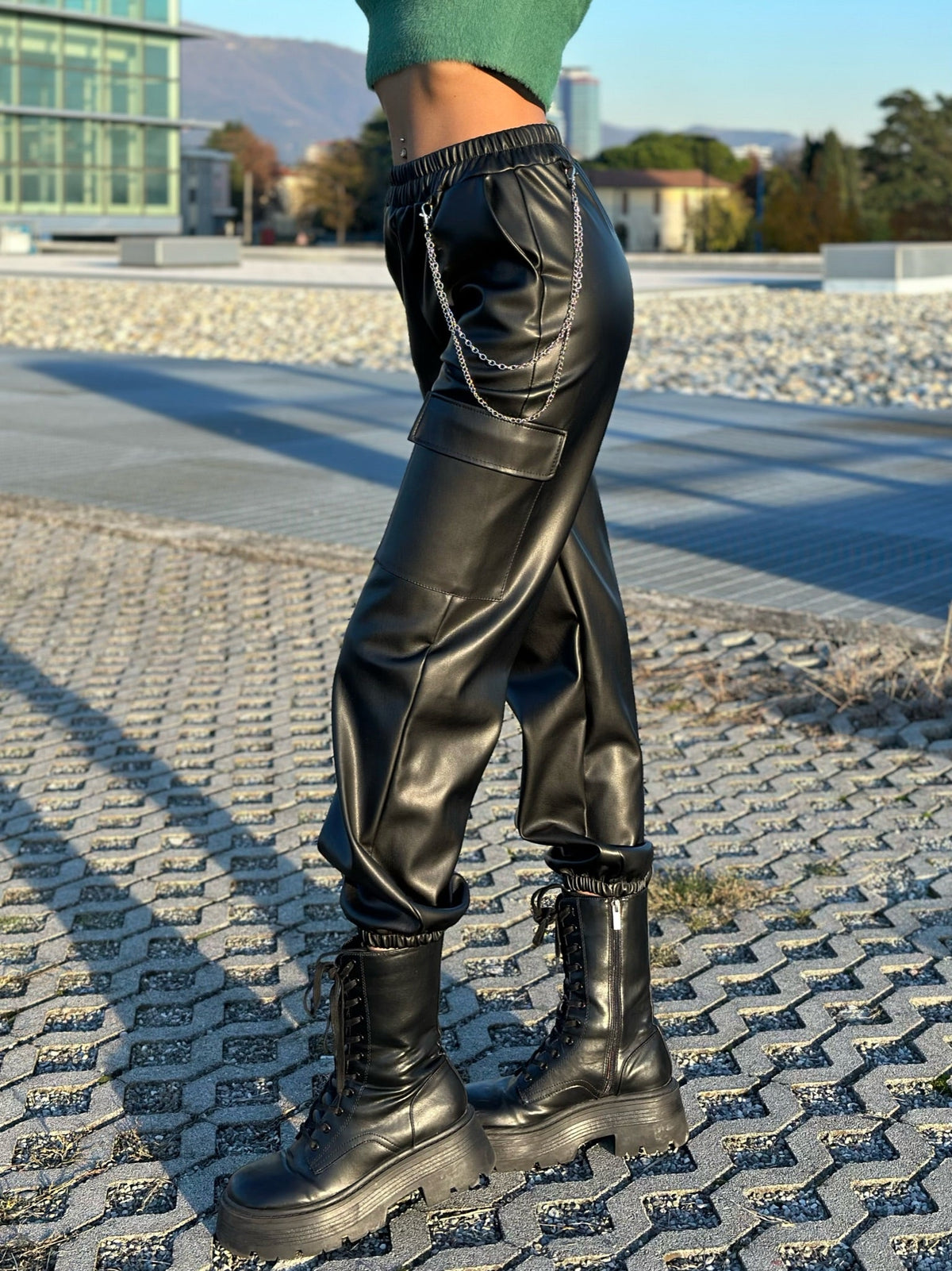 Pantalone in ecopelle con catenina nero