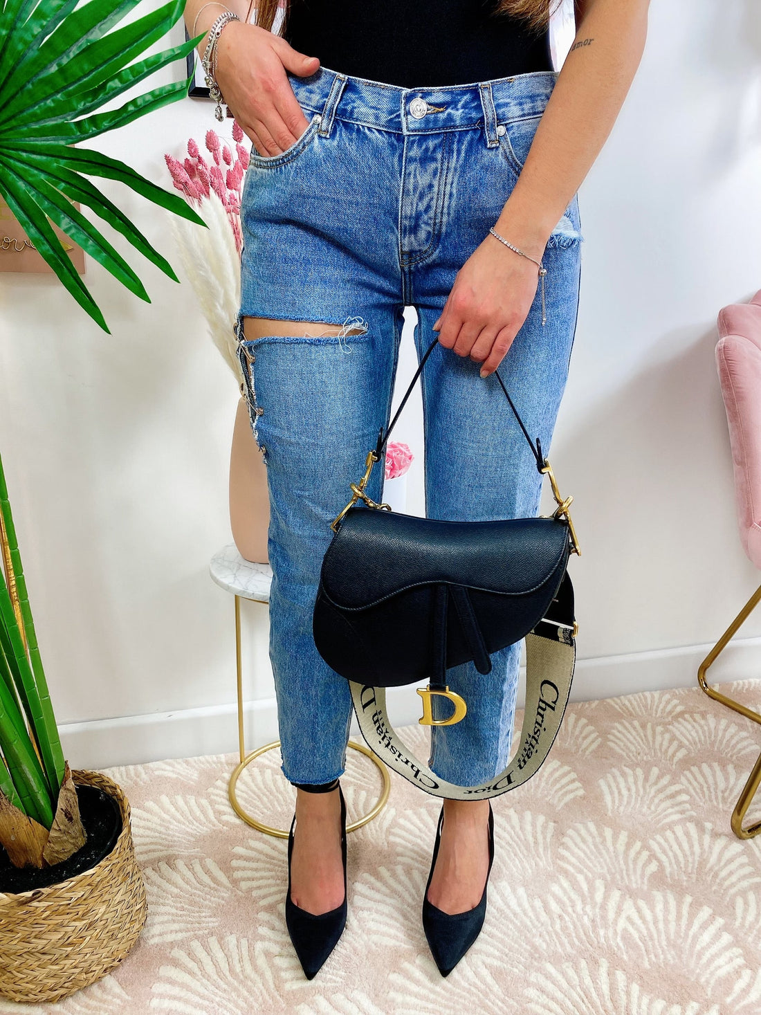 Jeans con spacco e spille