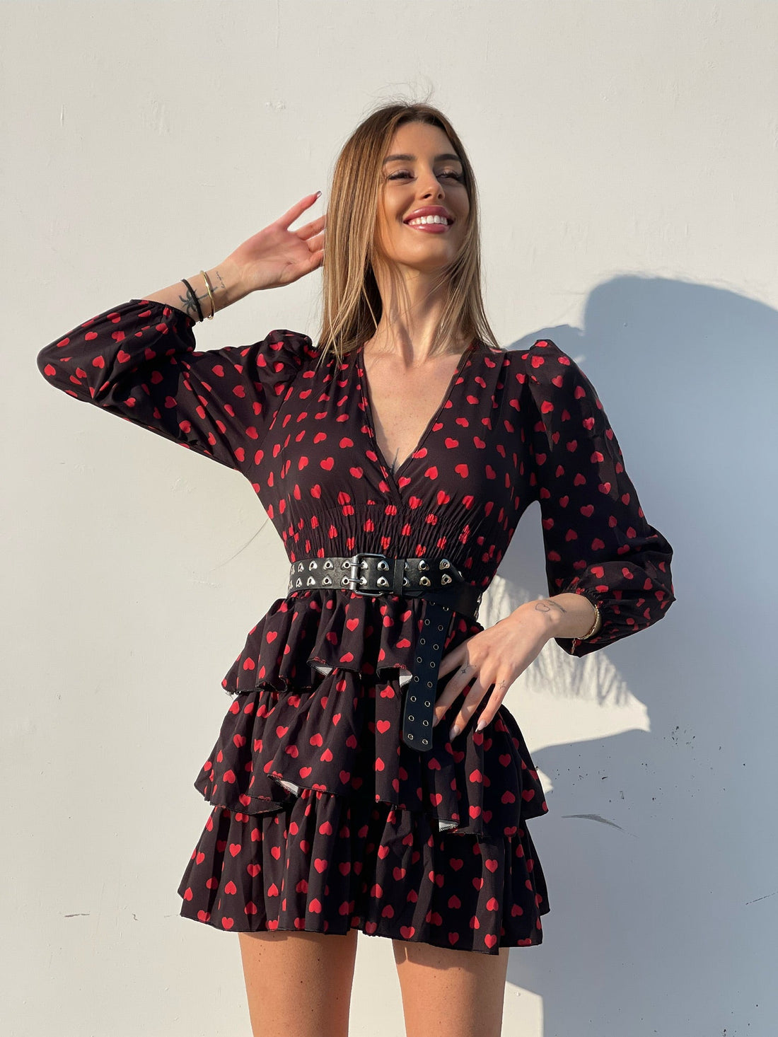 Abito nero a balze con cuori rossi