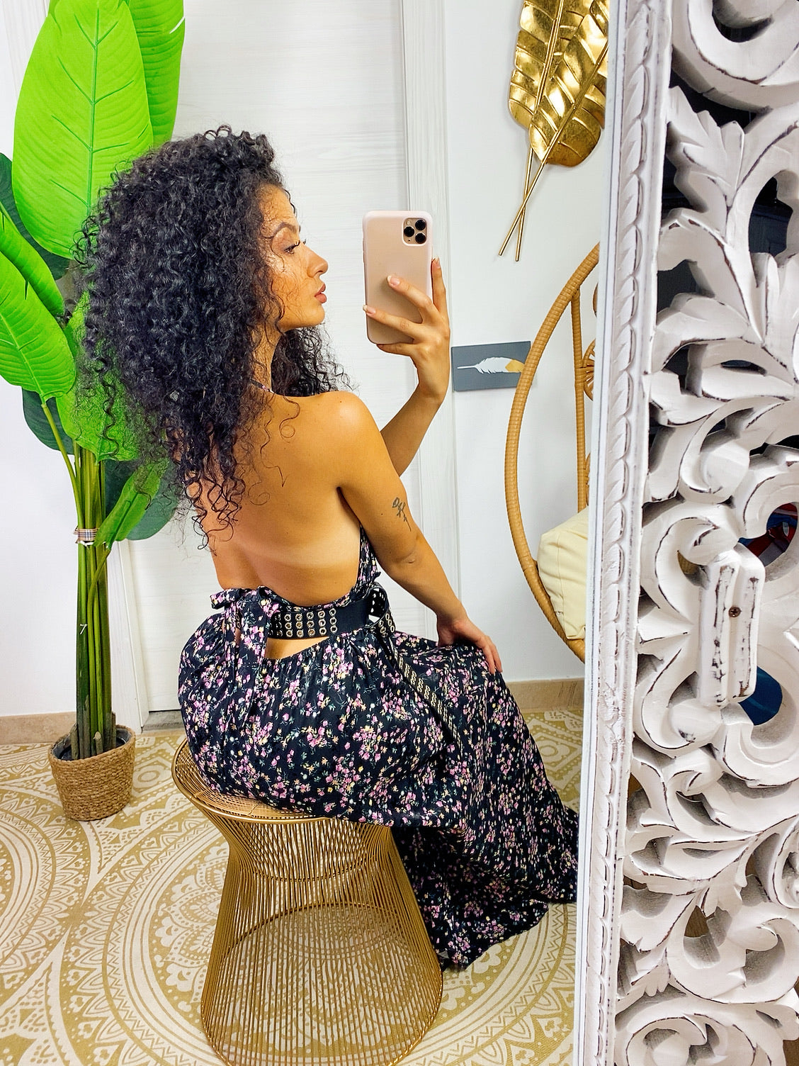 Abito lungo con fiori e schiena aperta