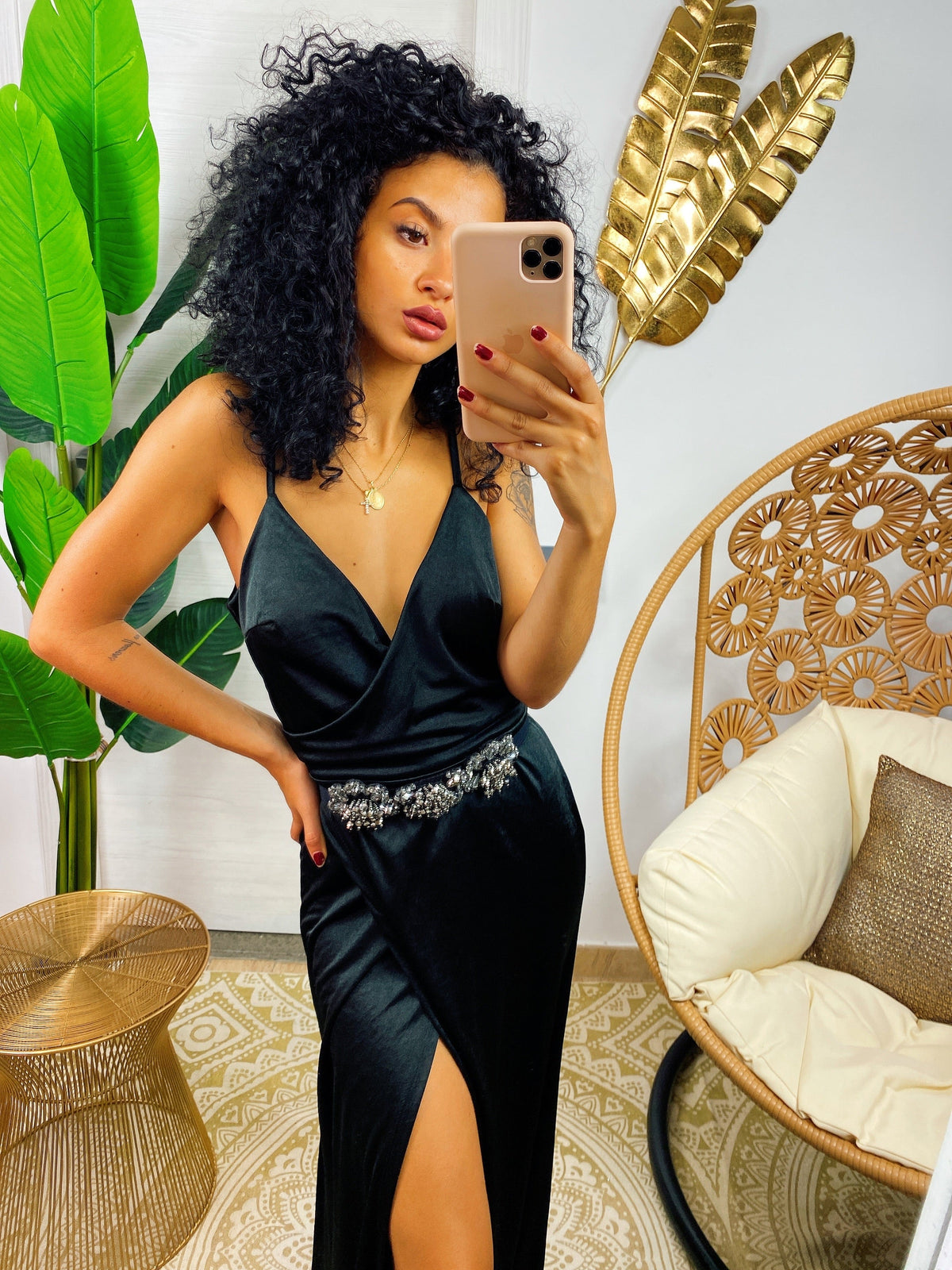 Abito in raso con maxi spacco nero