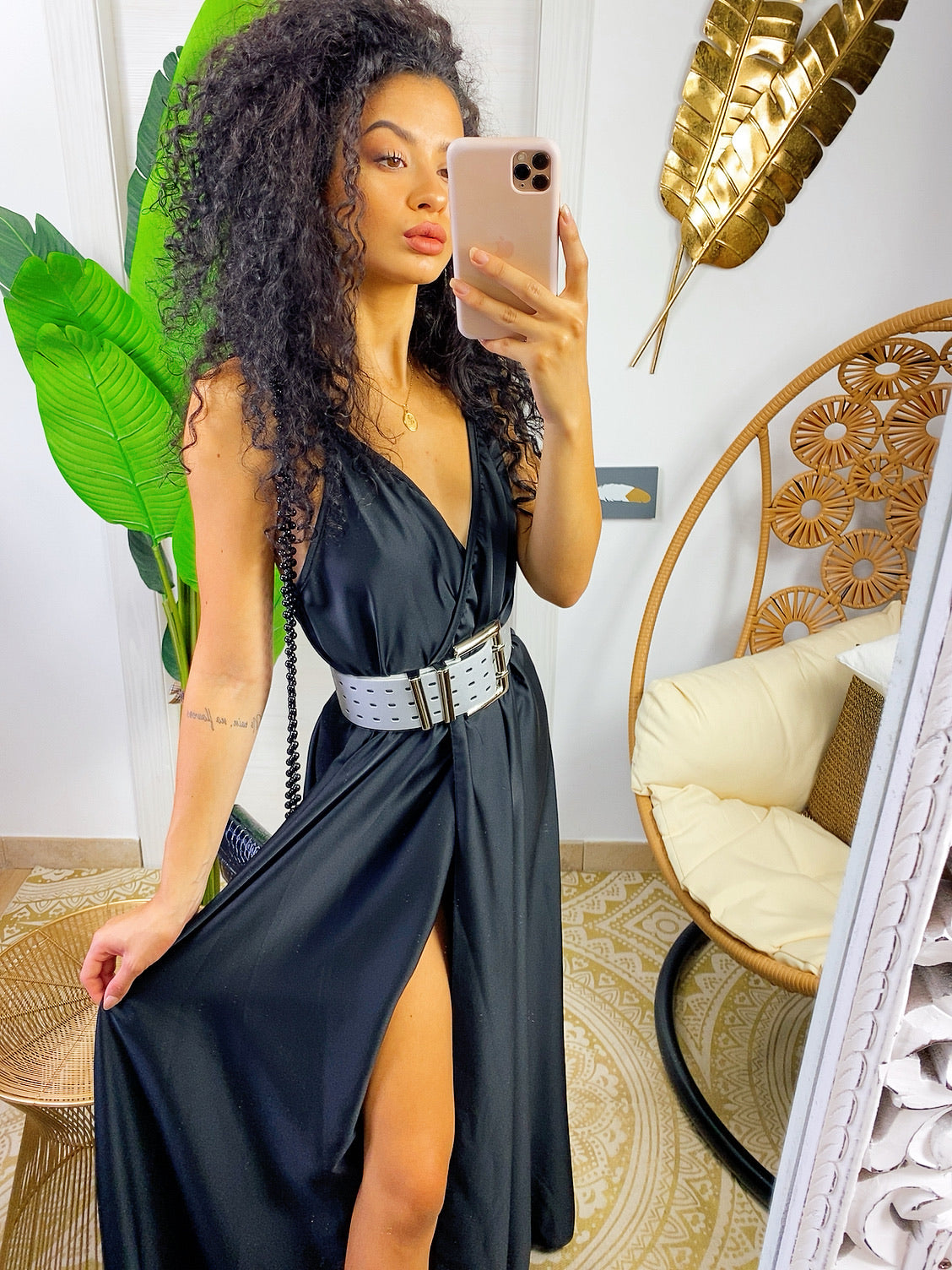Abito in raso con maxi spacco nero