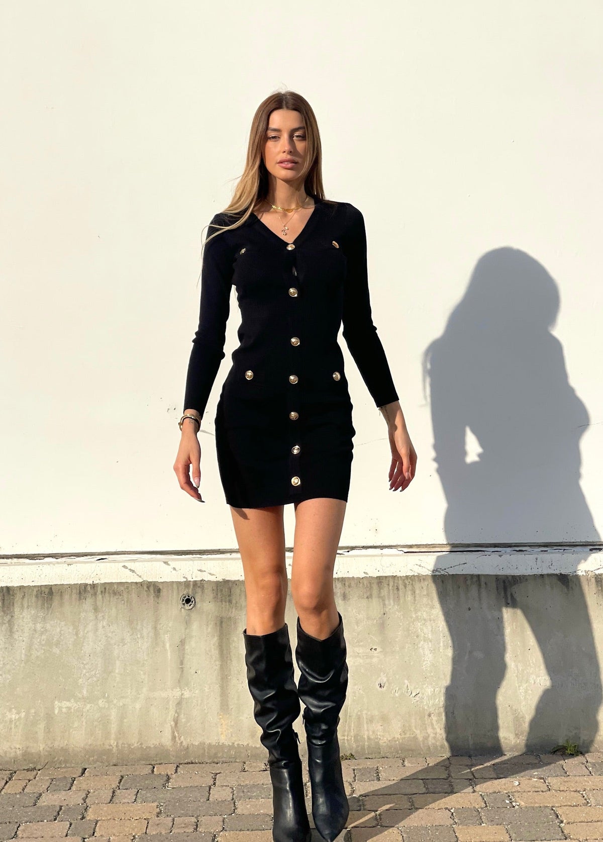 Abito in maglia con bottoni oro base nera