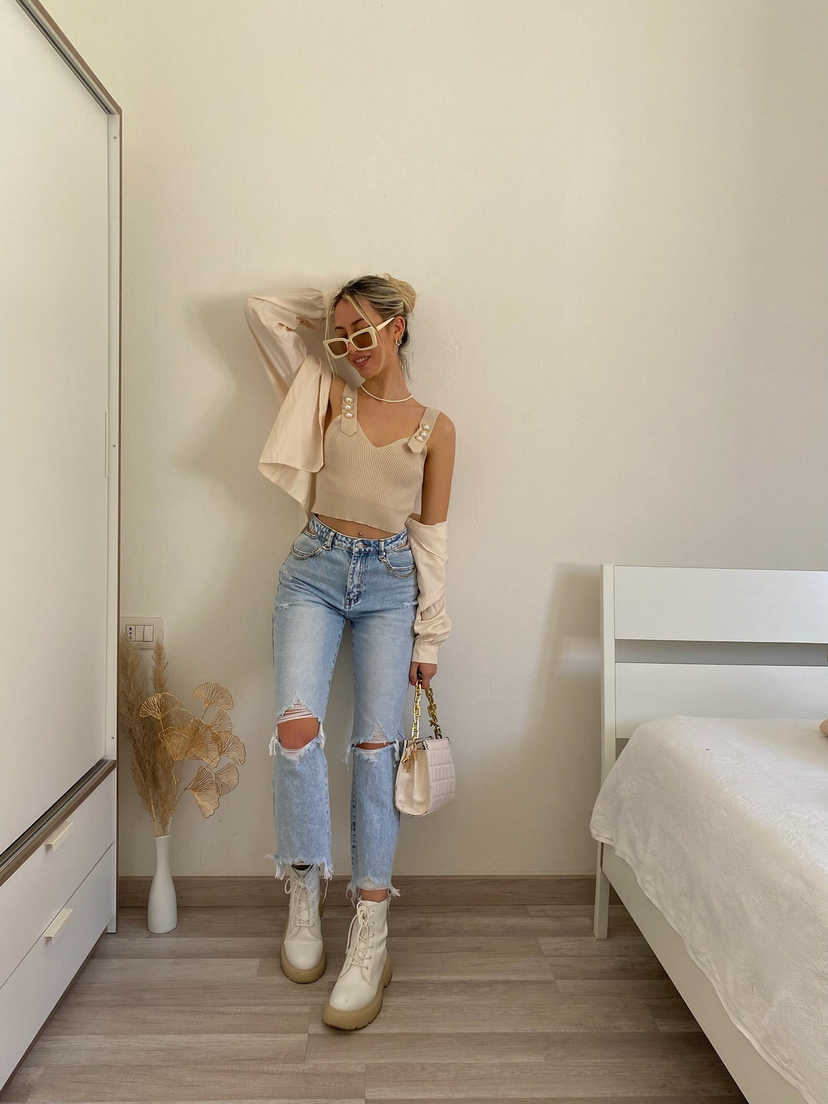 jeans con dettaglio aperture e catene