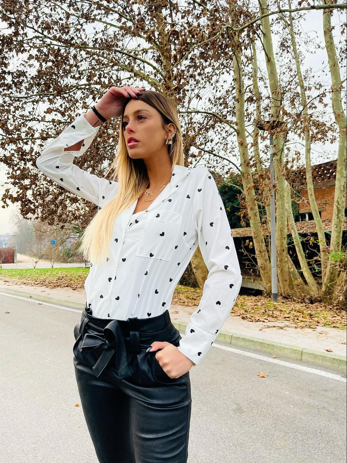 Camicetta a cuoricini neri
